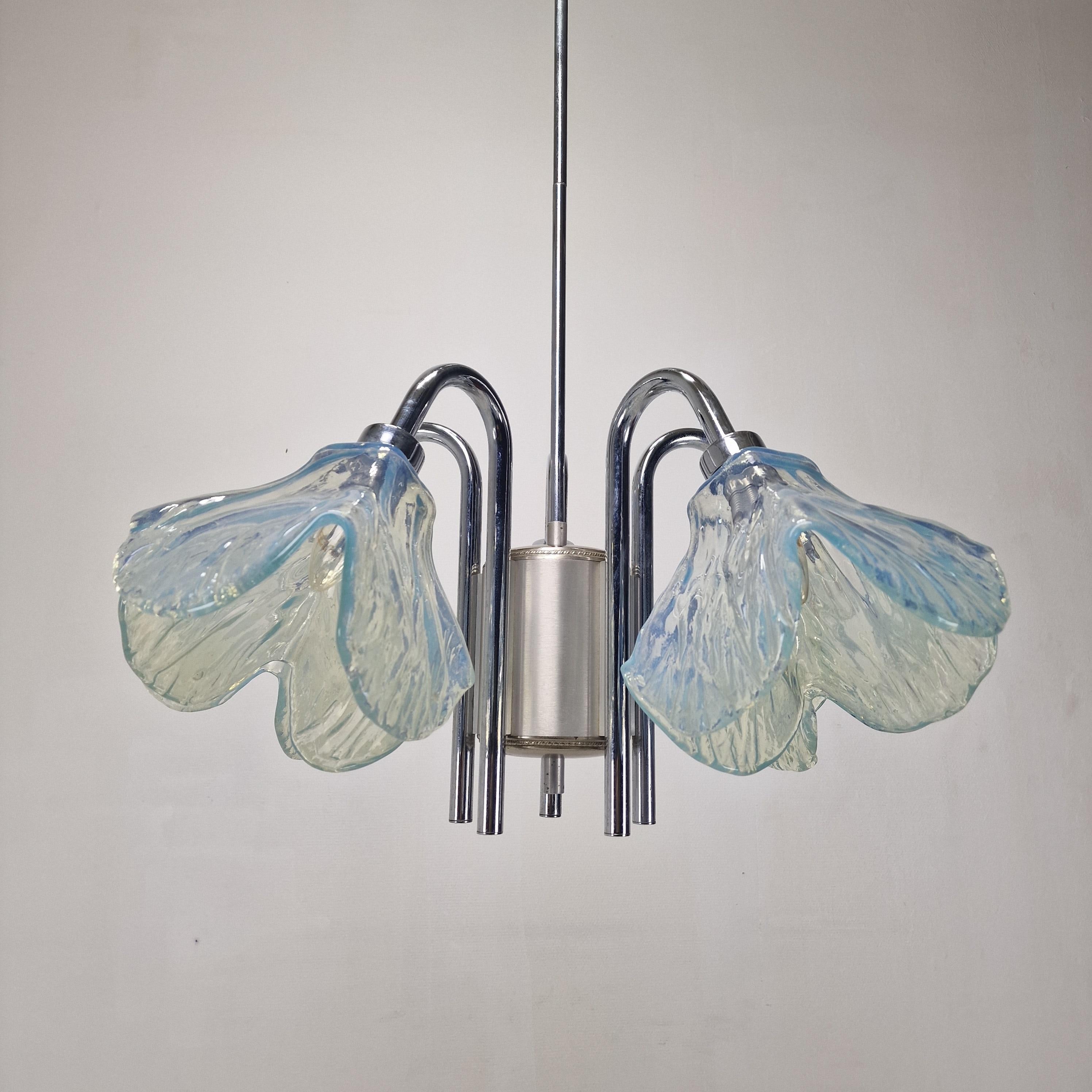 Lámpara de techo italiana de mediados de siglo con cinco pantallas de cristal de Murano azul - Años 70 en venta 3