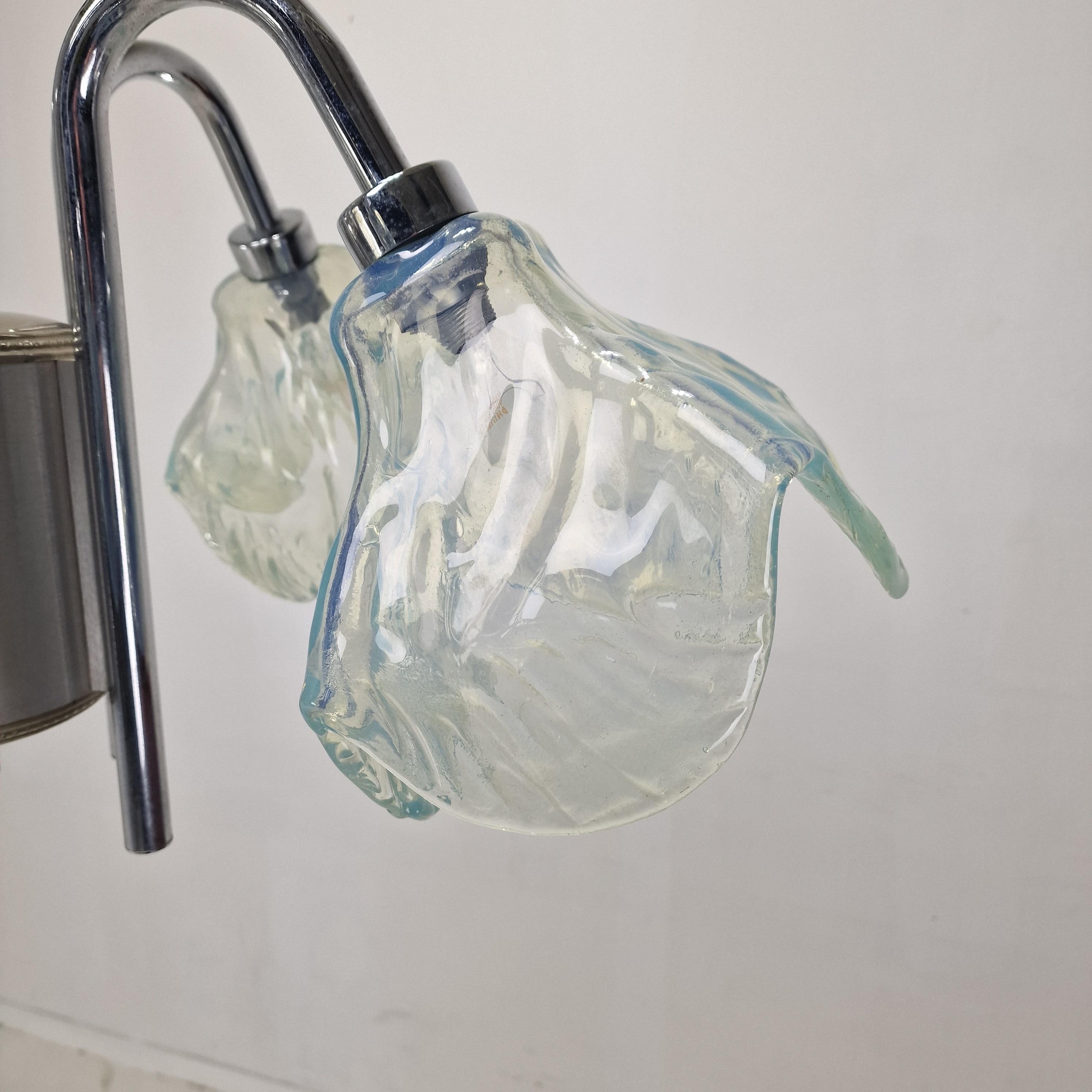 Lámpara de techo italiana de mediados de siglo con cinco pantallas de cristal de Murano azul - Años 70 en venta 4