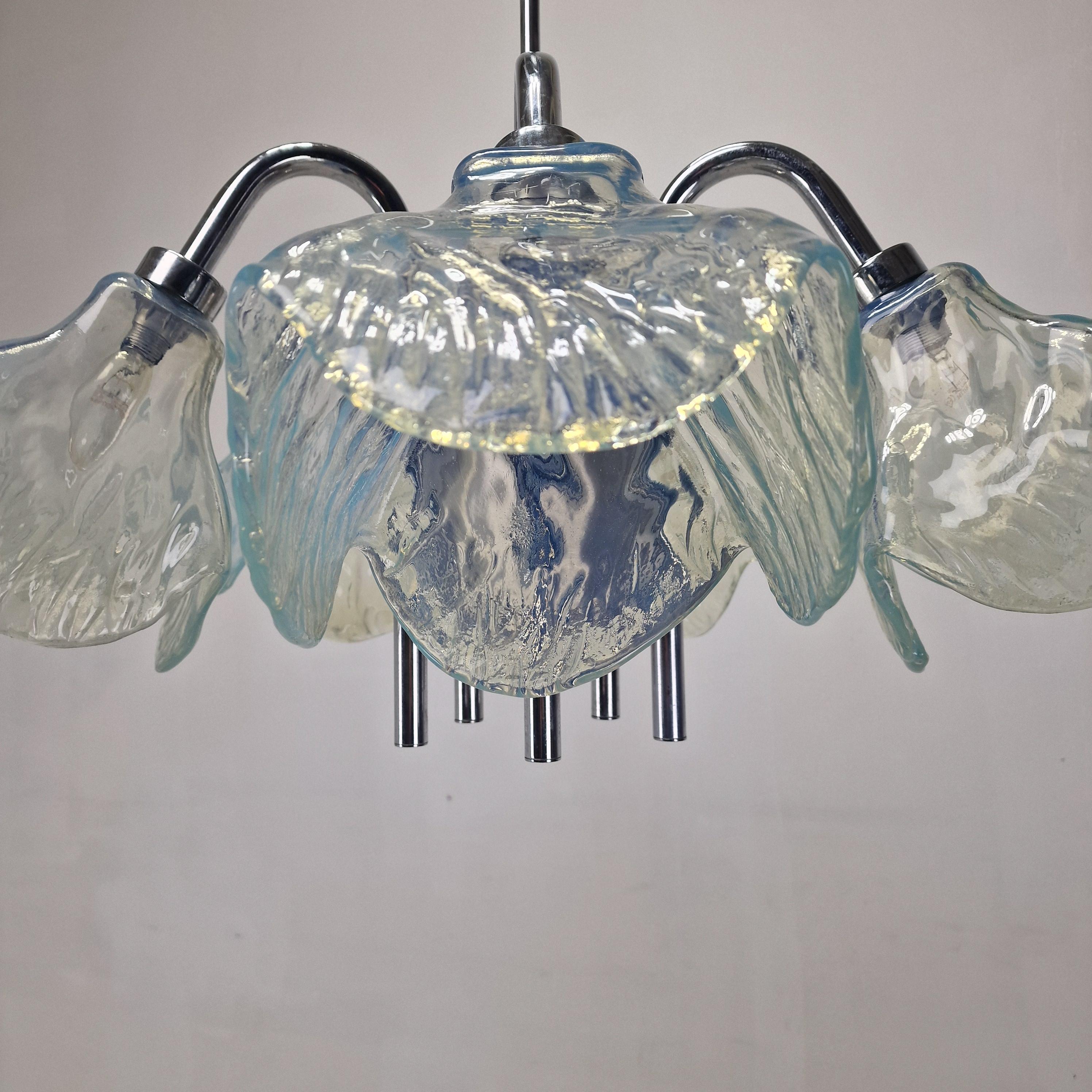 Lámpara de techo italiana de mediados de siglo con cinco pantallas de cristal de Murano azul - Años 70 en venta 5