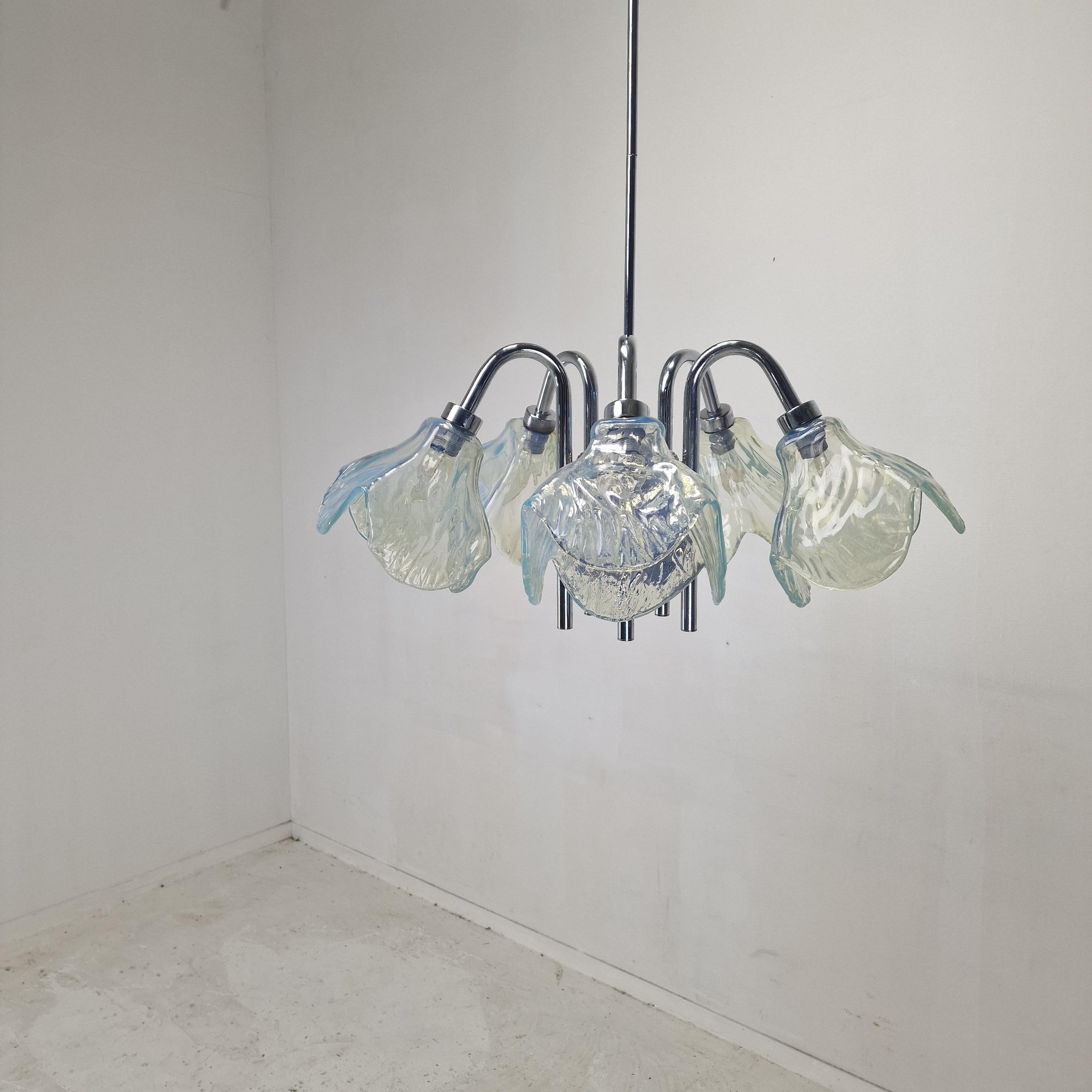 Lámpara de techo italiana de mediados de siglo con cinco pantallas de cristal de Murano azul - Años 70 Moderno de mediados de siglo en venta