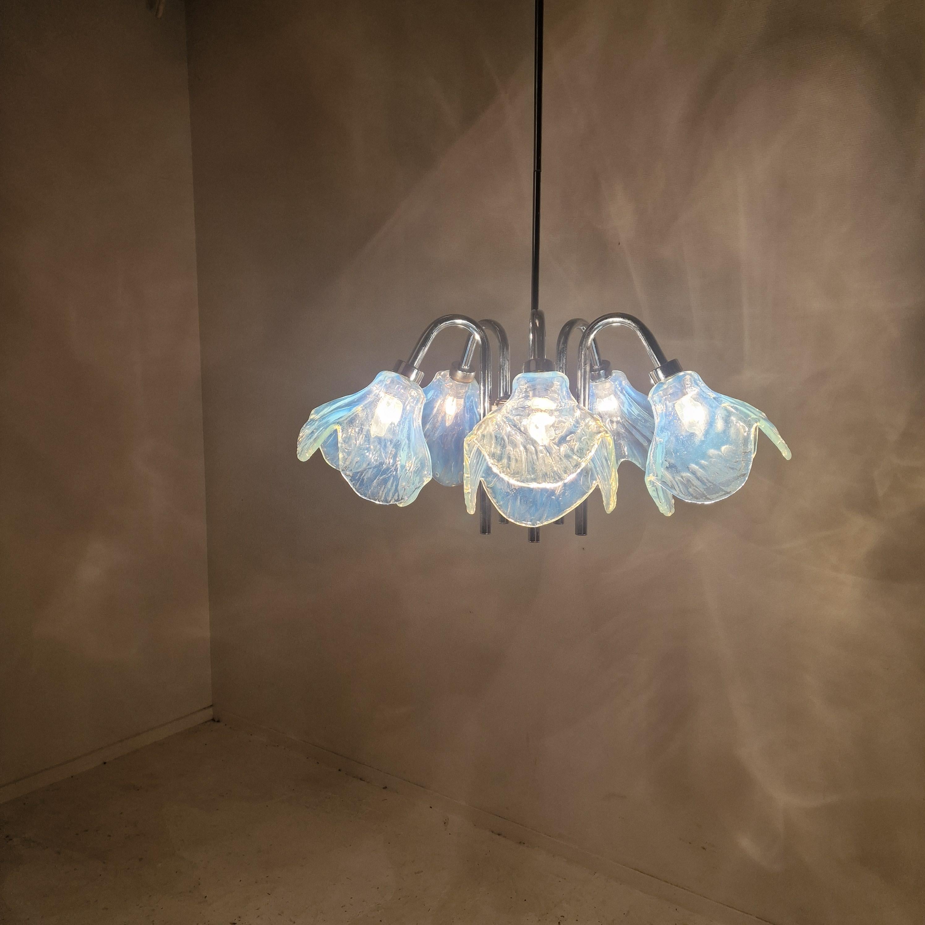 Lámpara de techo italiana de mediados de siglo con cinco pantallas de cristal de Murano azul - Años 70 en Bueno estado para la venta en Oud Beijerland, NL