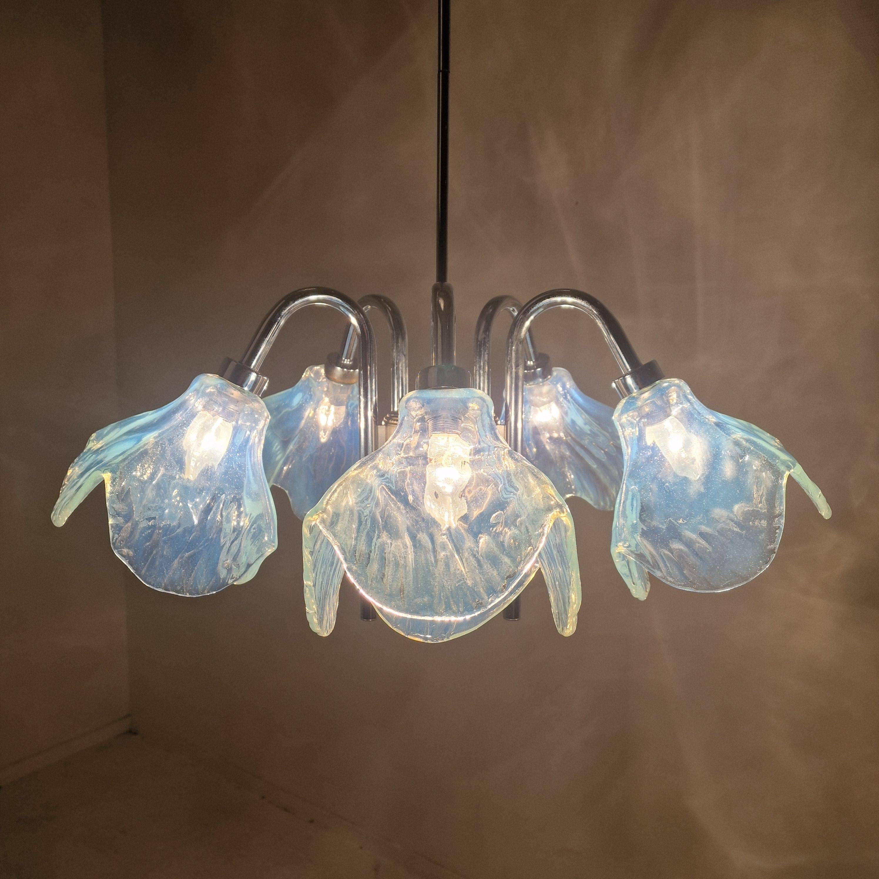 Lámpara de techo italiana de mediados de siglo con cinco pantallas de cristal de Murano azul - Años 70 Metal en venta