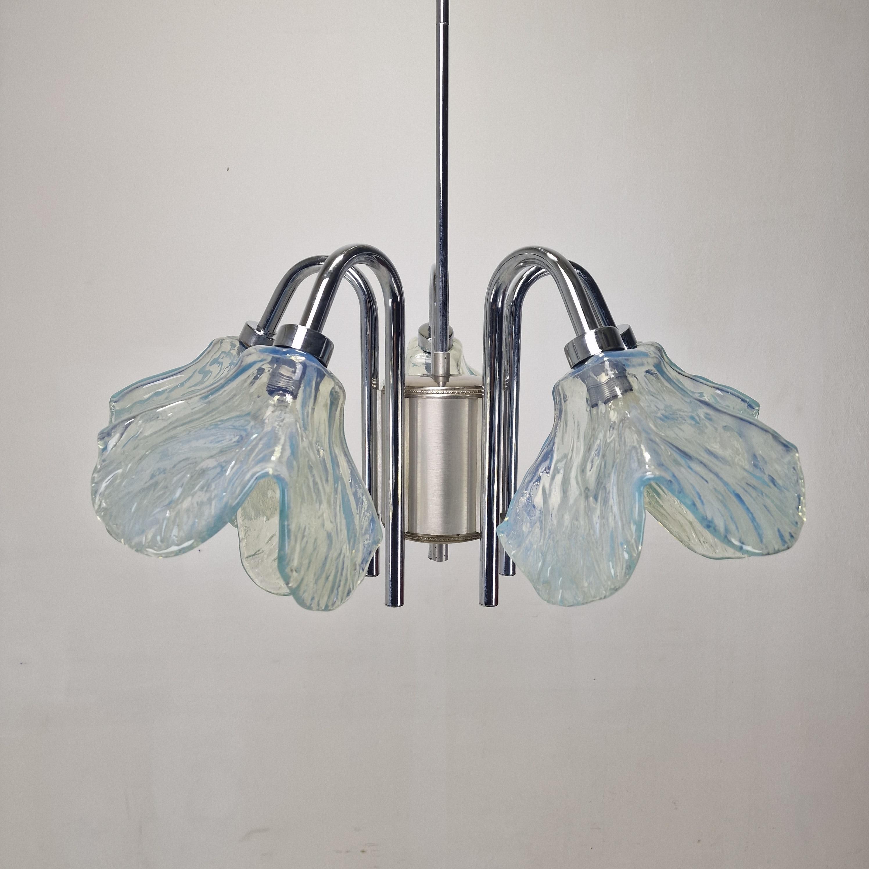 Lámpara de techo italiana de mediados de siglo con cinco pantallas de cristal de Murano azul - Años 70 en venta 1