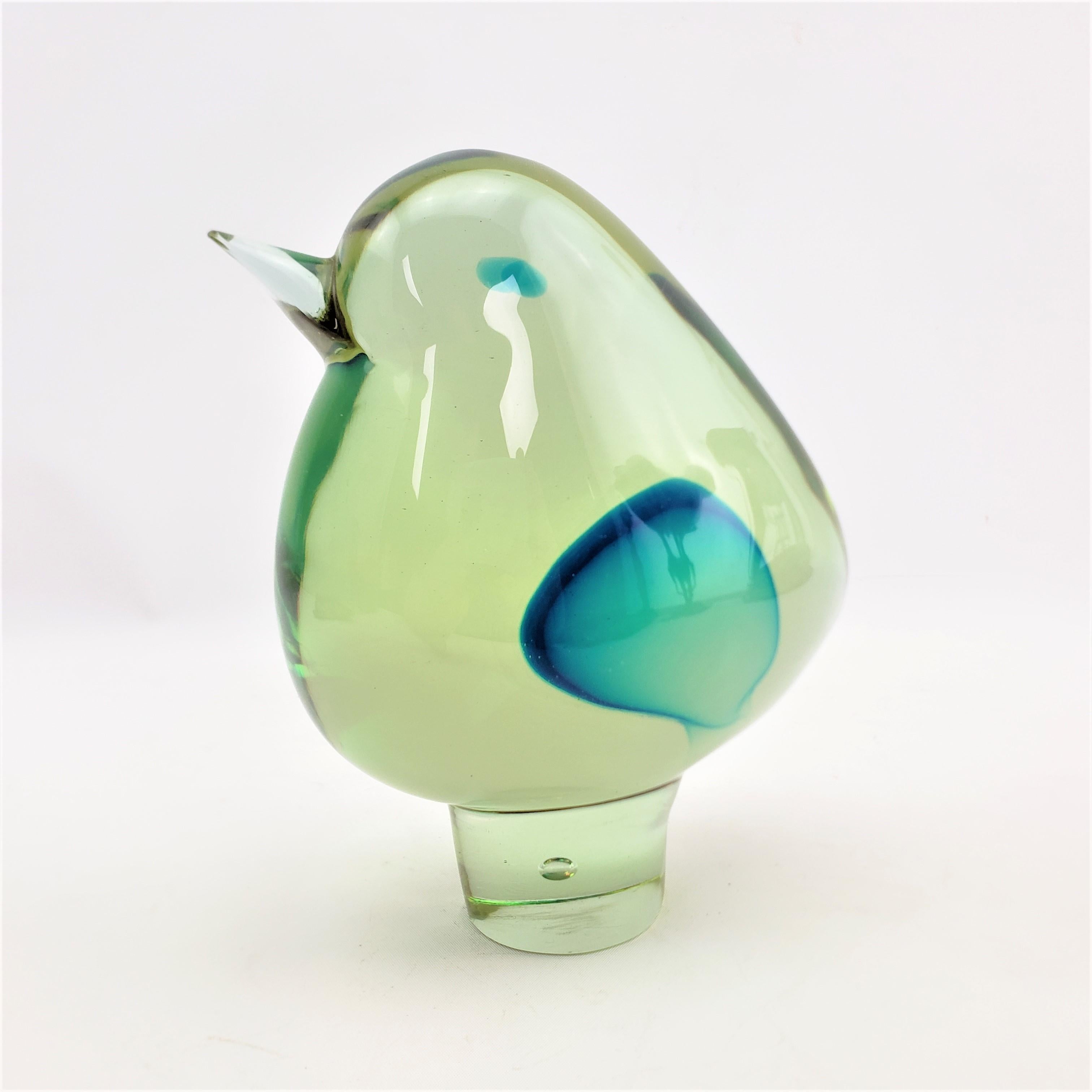 This stylized art glass bird sculpture or figurine is unsigned, but being attributed to Cenedese Murano, and as such, originating from Italy and dating to approximately 1960 and done in the period Mid-Century Modern style. The sculpture is done with