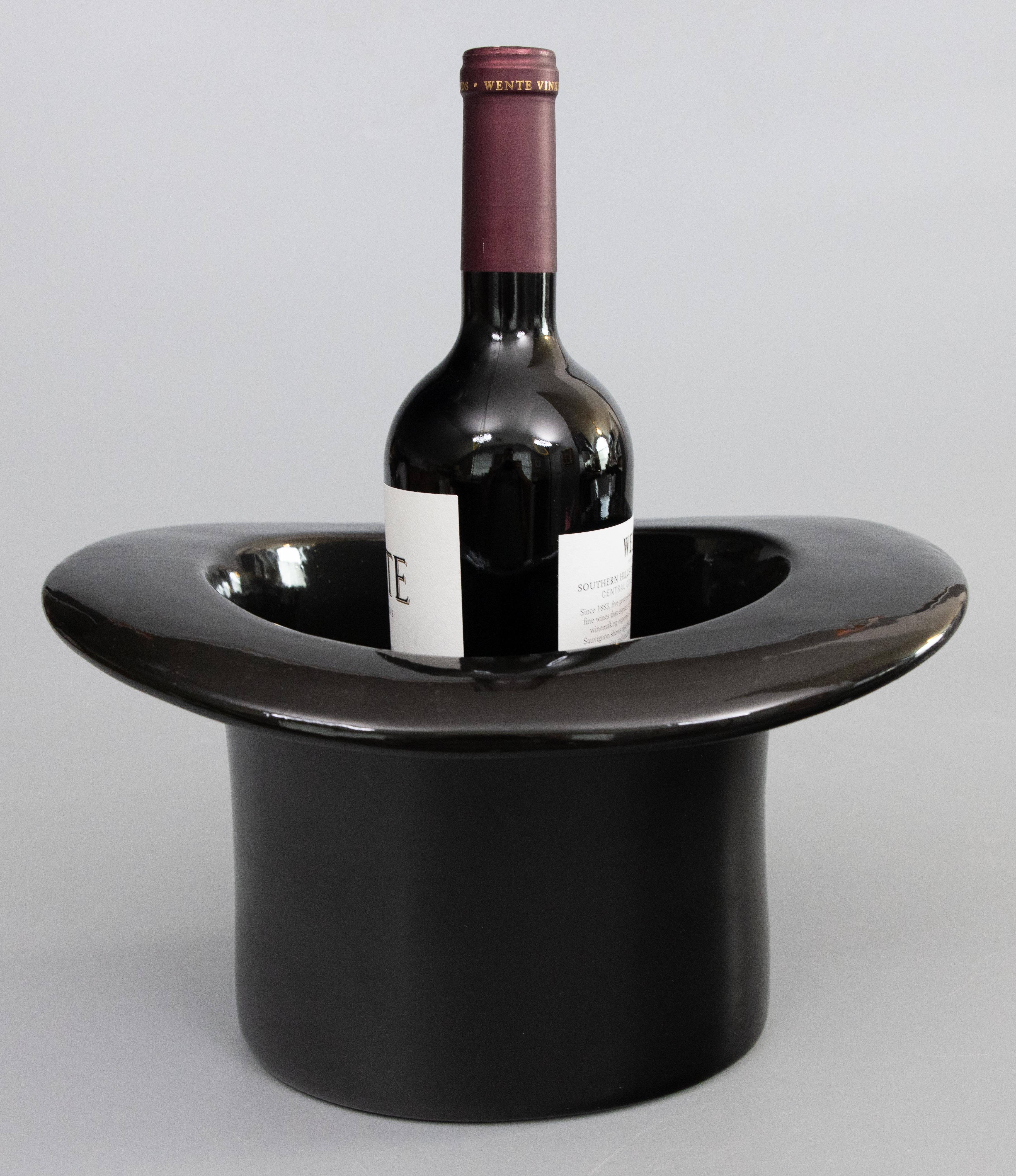 Un elegante dispenser per vino o un secchiello per ghiaccio per champagne in ceramica nera, in stile Mid-Century Modern. Goditi un drink con stile grazie a questo elegante cappello a cilindro! Questo secchiello per il ghiaccio è perfetto per la tua