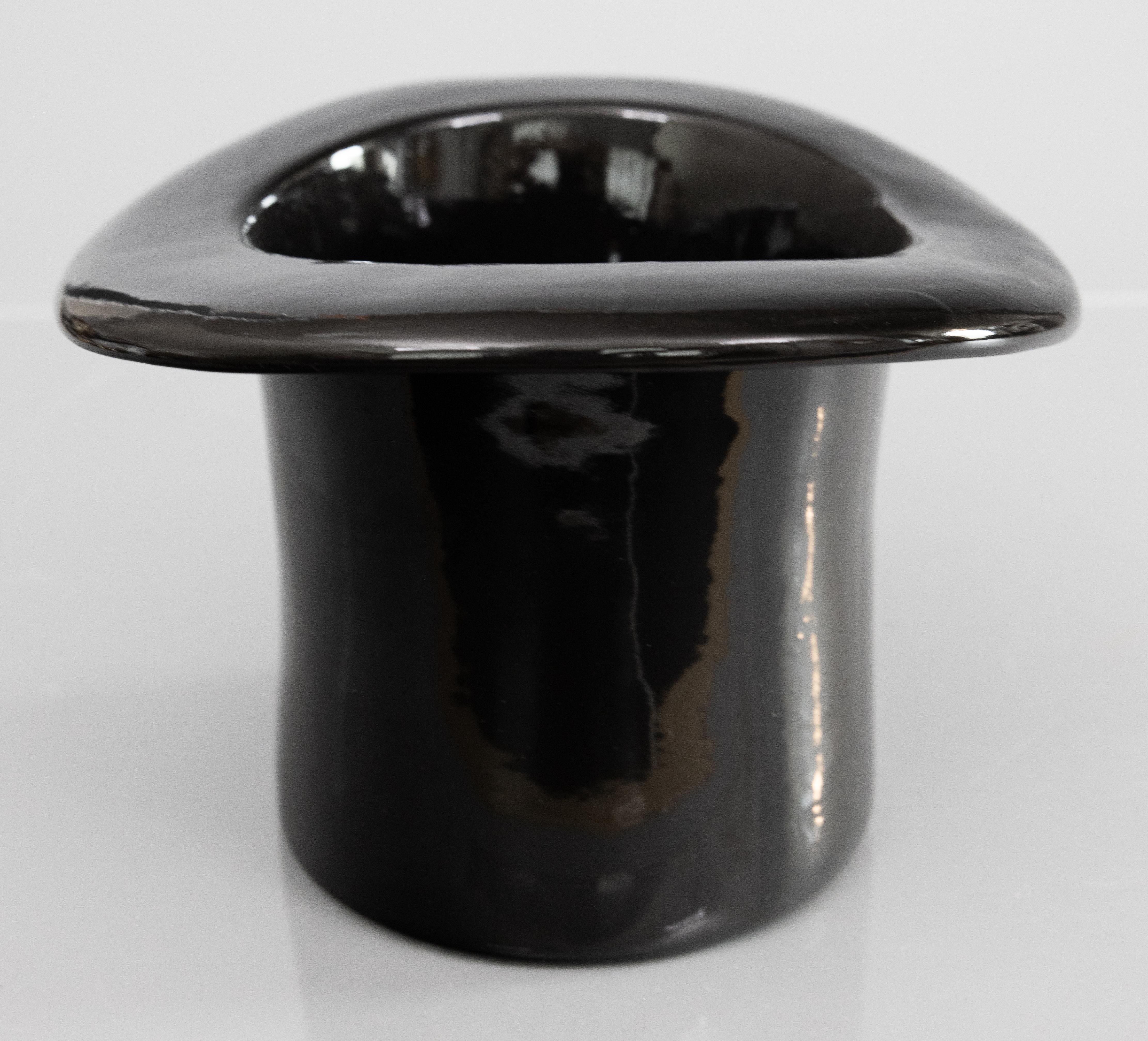 XX secolo Secchiello da ghiaccio per vino in ceramica nera con cappello a cilindro di metà secolo in vendita