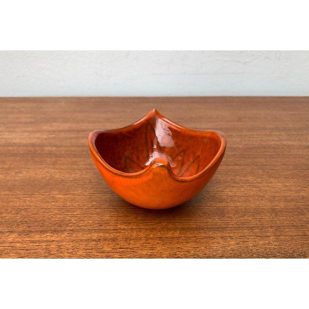 Ciotola in ceramica italiana di metà secolo con design a foglie, anni '60, in ottime condizioni. Progettato dal 1960 al 1969.

Informazioni aggiuntive:
Materiali: Ceramica
Stile: Medioevo Moderno
Paese di origine: Italia
Colore: marrone
Tipo di