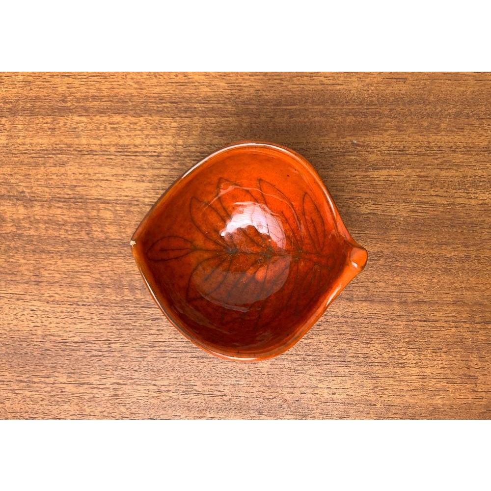 Mid-Century moderno Ciotola in ceramica italiana di metà secolo con design a foglie, anni '60 in vendita