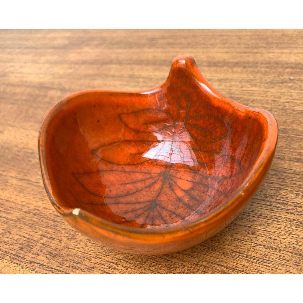 Italiano Ciotola in ceramica italiana di metà secolo con design a foglie, anni '60 in vendita