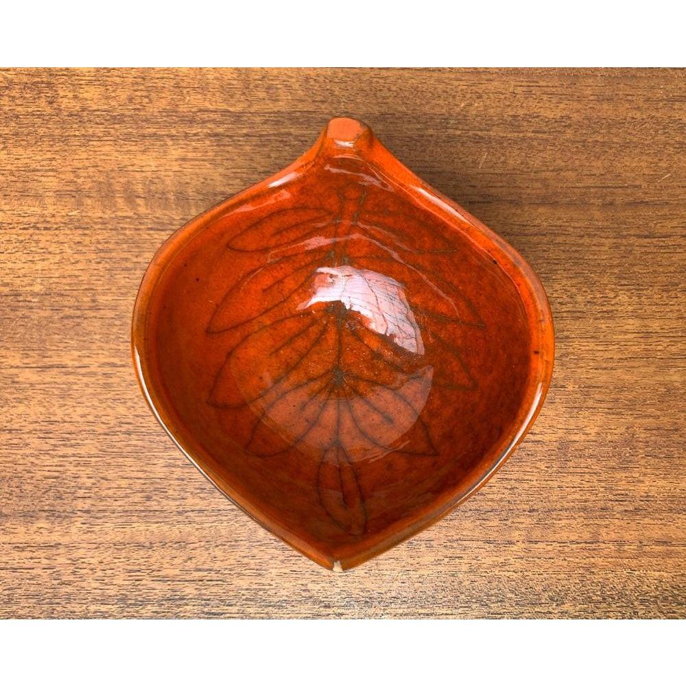 Ciotola in ceramica italiana di metà secolo con design a foglie, anni '60 In condizioni ottime in vendita a Hamburg, DE