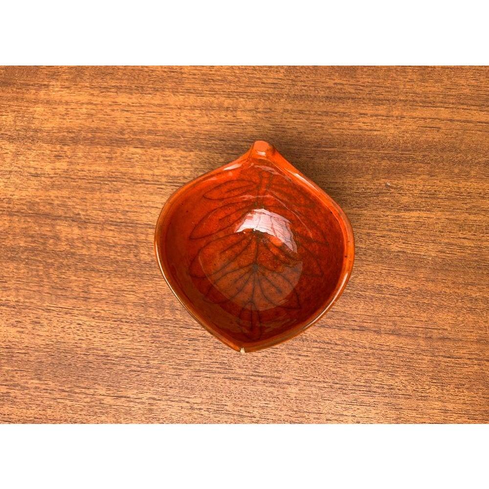 Ciotola in ceramica italiana di metà secolo con design a foglie, anni '60 in vendita 1