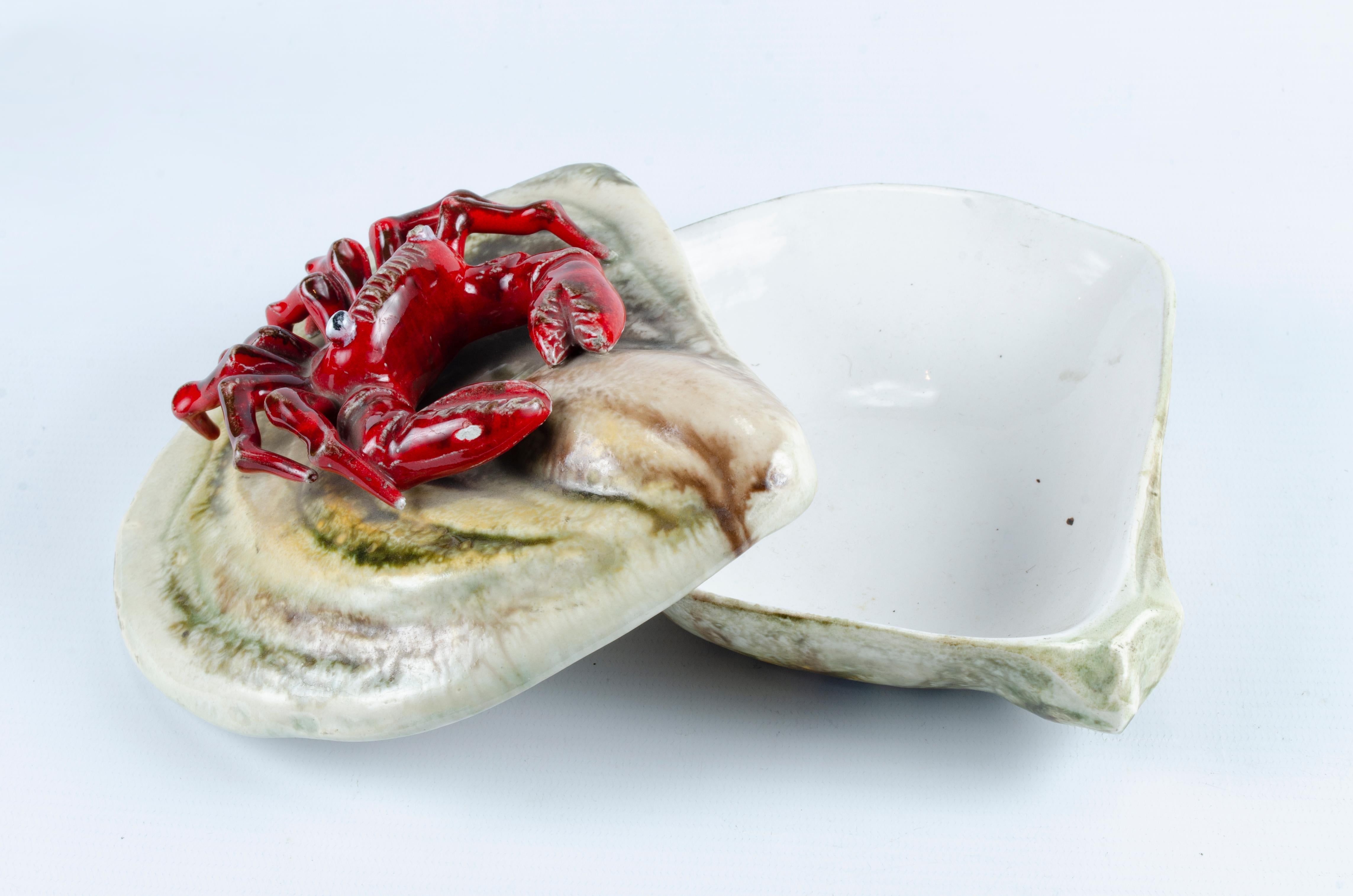 Boîte en céramique italienne du milieu du siècle
Couvercle orné d'un crabe
Circa 1950 Origine Italie
Mid-Century
Couleur Vert et rouge
pas de signature visible.