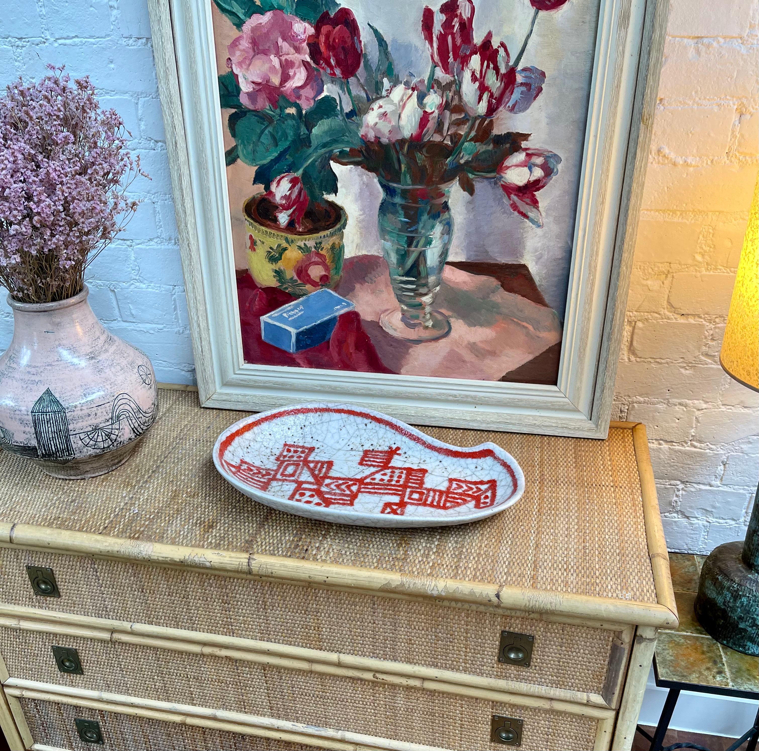 Decorative Italian vintage ceramic centrepiece platter by Guido Gambone (circa 1950s). Handmade and painted in a creamy white glaze with crackle effect, the geometric shapes and border stand out with a hue suggesting terracotta. In good overall