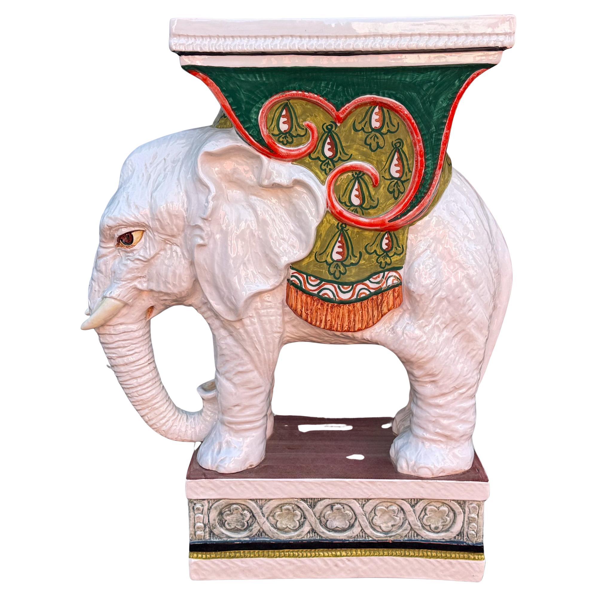 Il s'agit d'un siège de jardin ou d'une table d'appoint en forme d'éléphant italien peint à la main dans le style Hollywood Regency. Il est en céramique et en très bon état. 