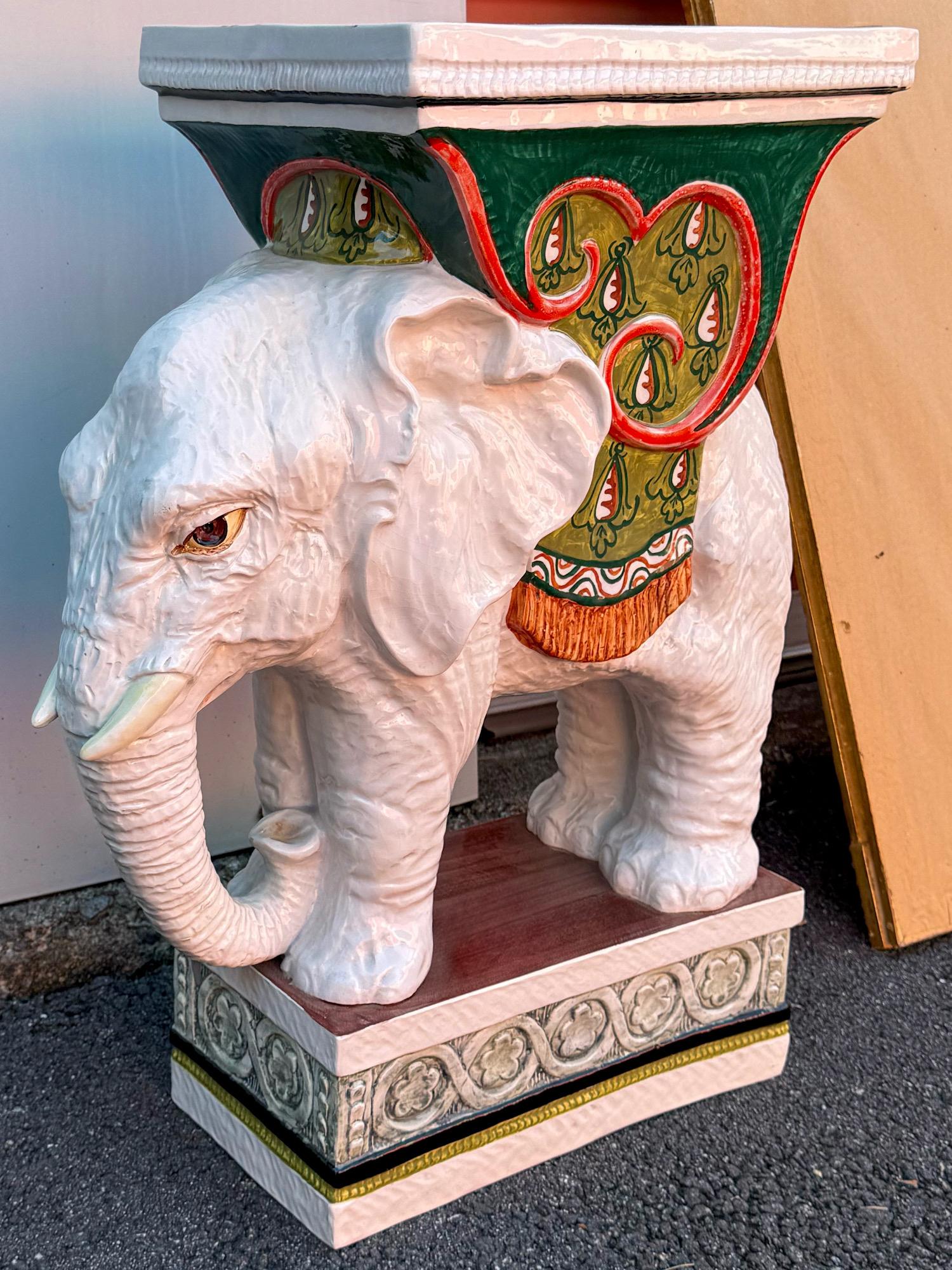 Hollywood Regency Tabouret / Table de jardin en céramique du milieu du siècle de style régence hollywoodienne en forme d'éléphant en vente