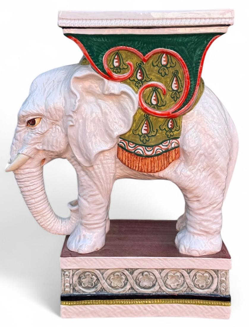 Céramique Tabouret / Table de jardin en céramique du milieu du siècle de style régence hollywoodienne en forme d'éléphant en vente