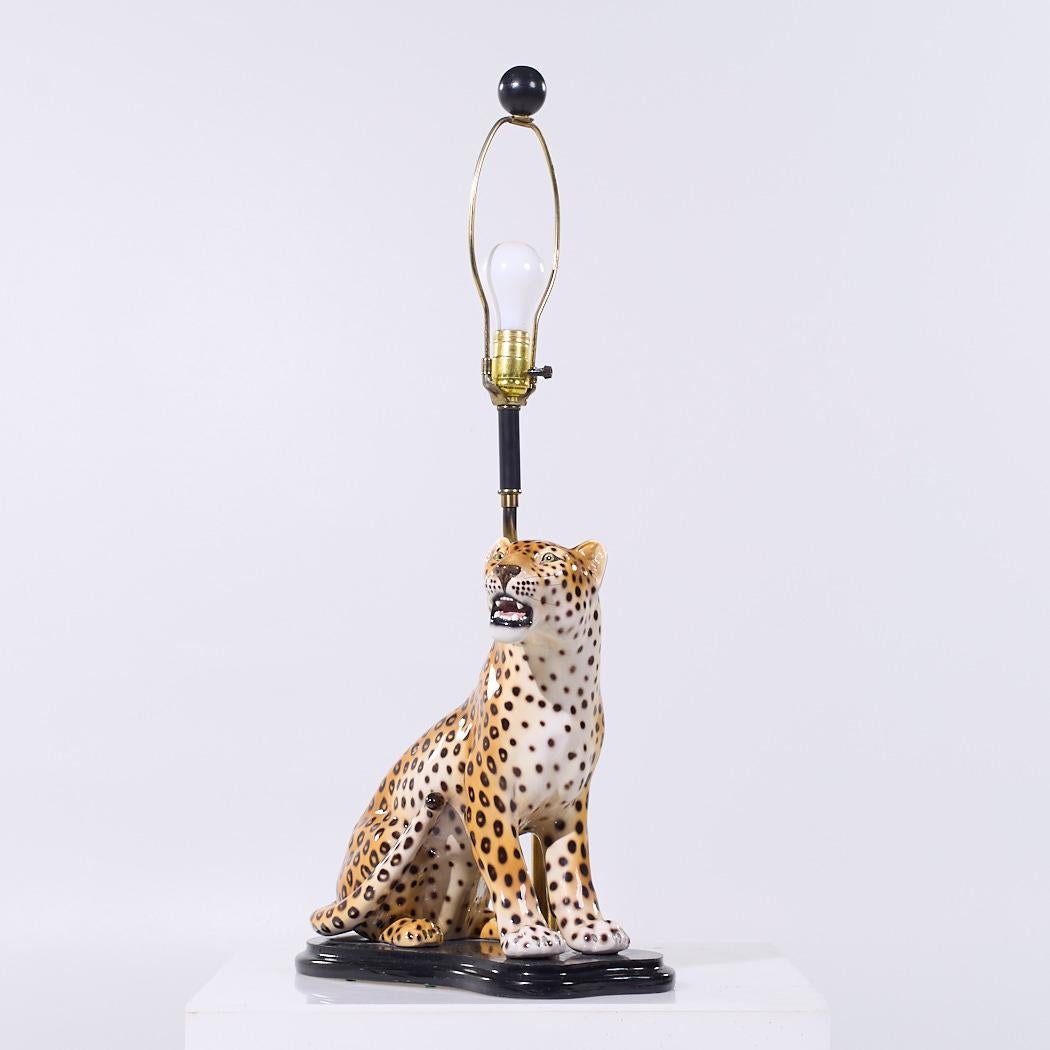 Lampe léopard italienne du milieu du siècle dernier

Cette lampe mesure : 14.5 de large x 9 de profond x 31.25 de haut

Nous prenons nos photos dans un studio à éclairage contrôlé afin de montrer le plus de détails possible. Nous ne faisons pas de