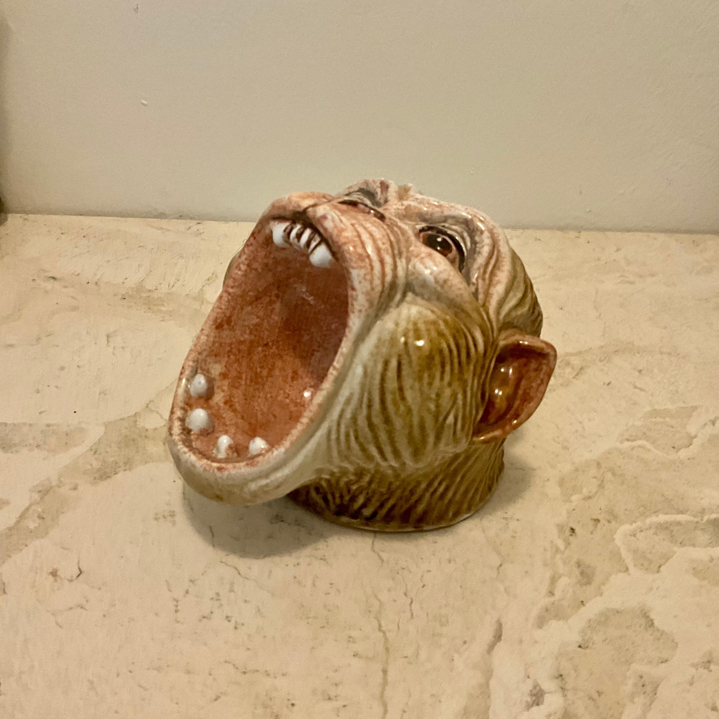 Titolo:
Portaoggetti italiano di metà secolo in ceramica con scimmia, firmato Italia

Descrizione:
Stravagante portaoggetti in ceramica di metà secolo a forma di faccia di scimmia a bocca aperta, con il timbro Italia sul lato inferiore. Questo pezzo