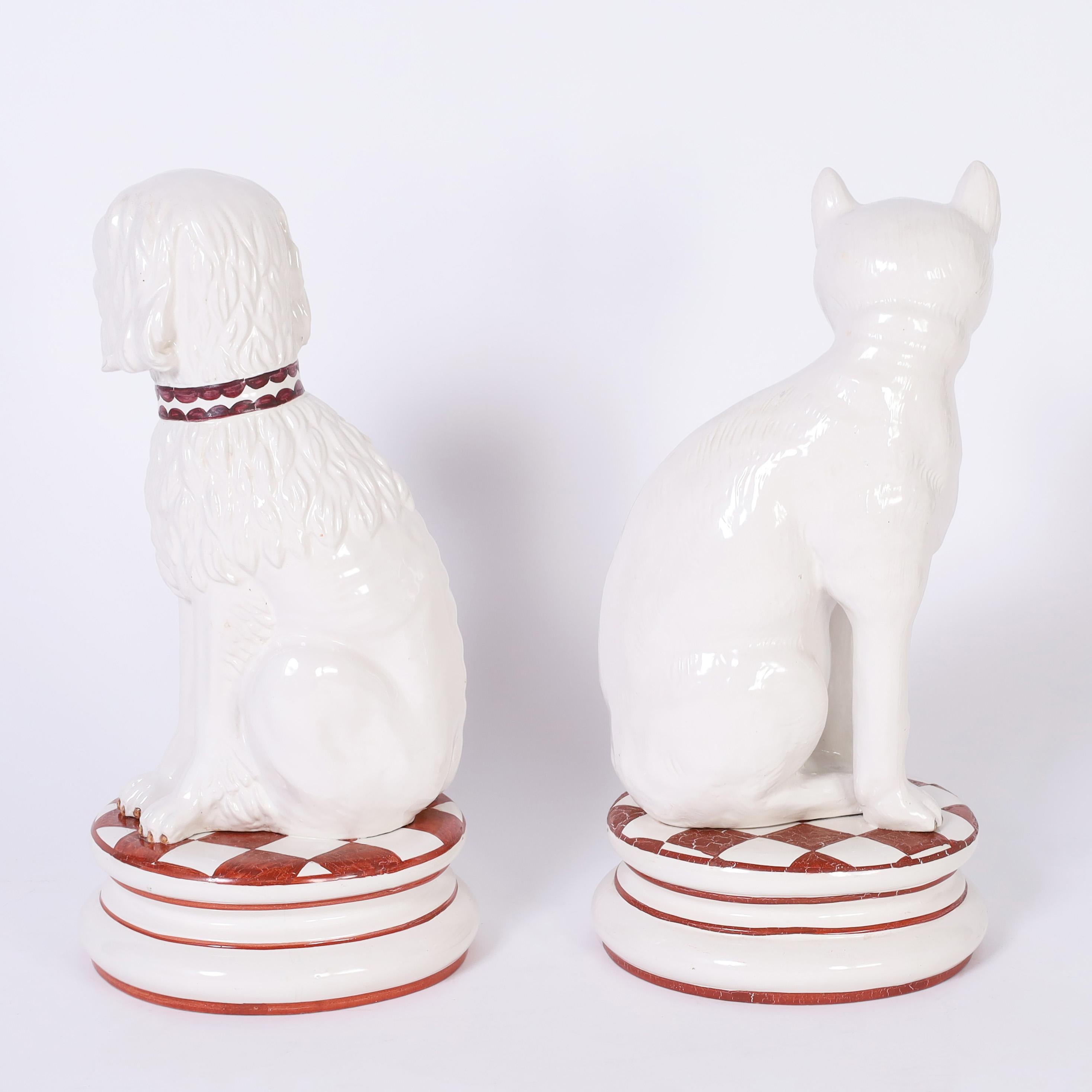 Beste Freunde zusammen, italienische Vintage-Figuren in Lebensgröße für Hund und Katze auf passenden Kissen, aus Keramik gefertigt, von Hand dekoriert und glasiert.