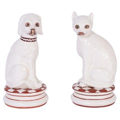 Esculturas italianas de cerámica o porcelana de mediados de siglo de perros y gatos