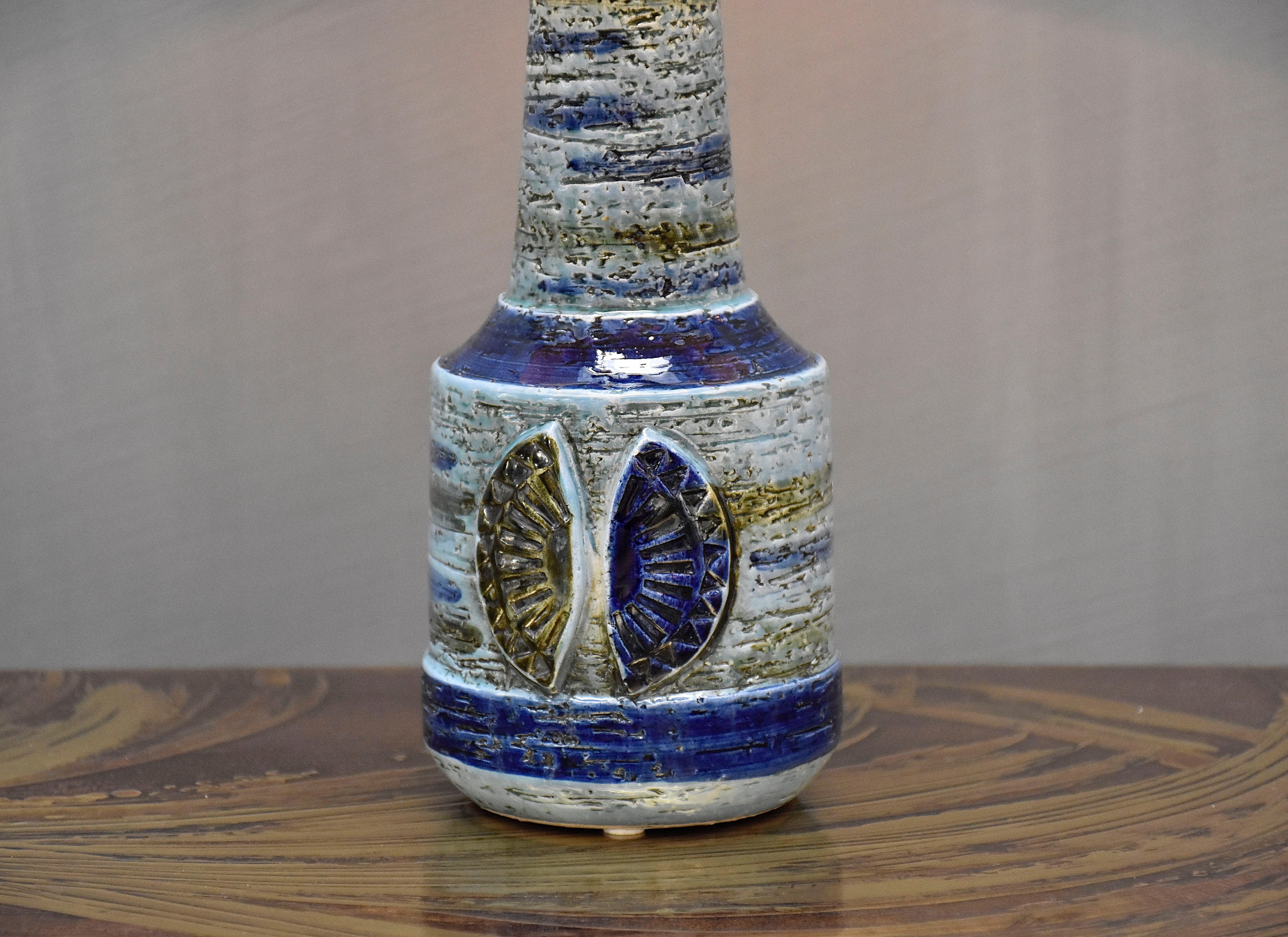 
Schöne italienische Keramik-Tischlampe von Bitossi.
Diese schöne Lampe hat eine blau/grün glasierte Basis mit Textur und Dekoration auf der Vorderseite der Lampe.
Zeitraum - ca. 1960/1970
Herkunftsort - Italien

- Der Preis ist ohne neue luxuriöse
