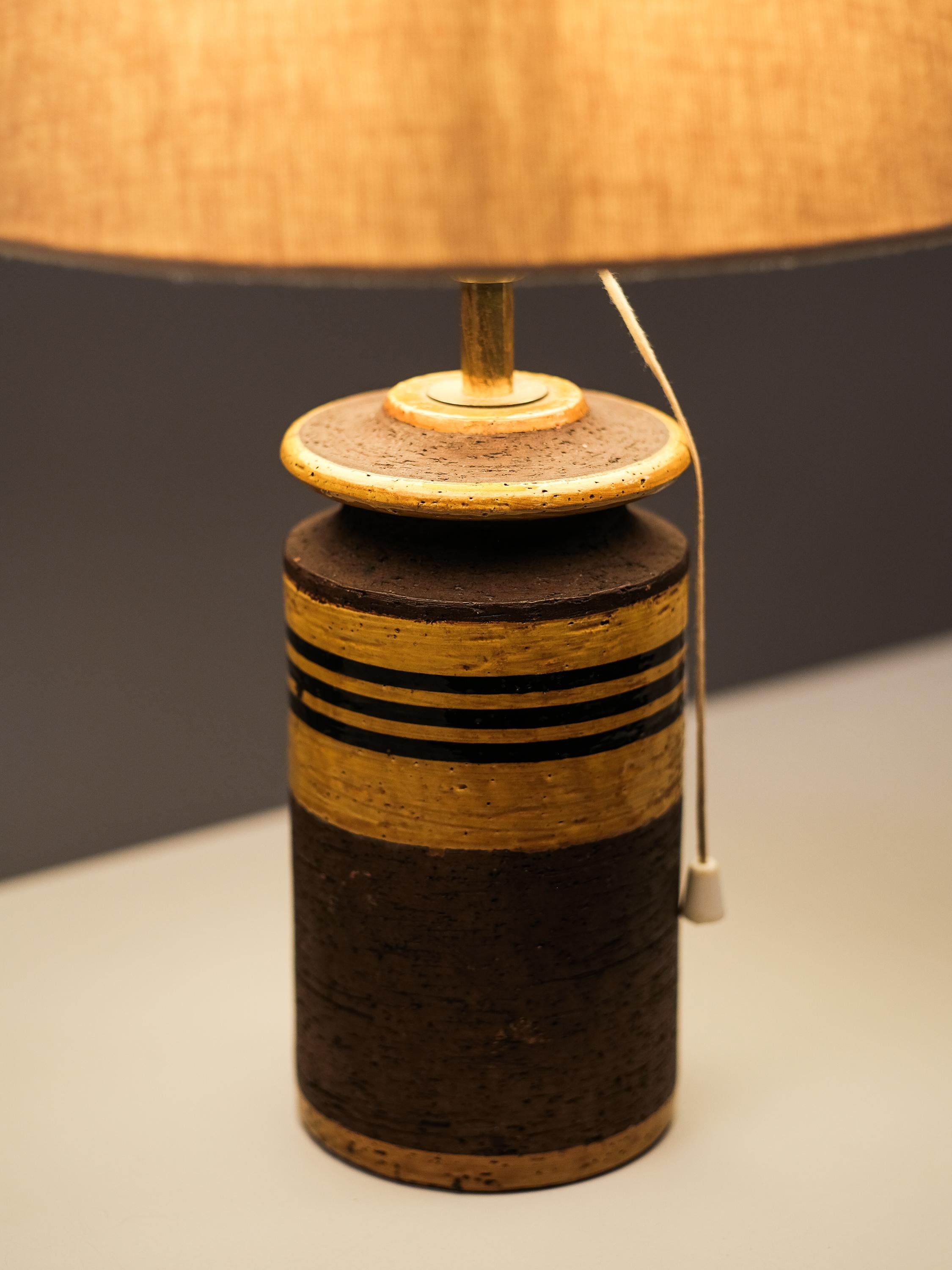 Lampe de table italienne du milieu du siècle en céramique avec des rayures jaunes et brunes, années 1960 en vente 7
