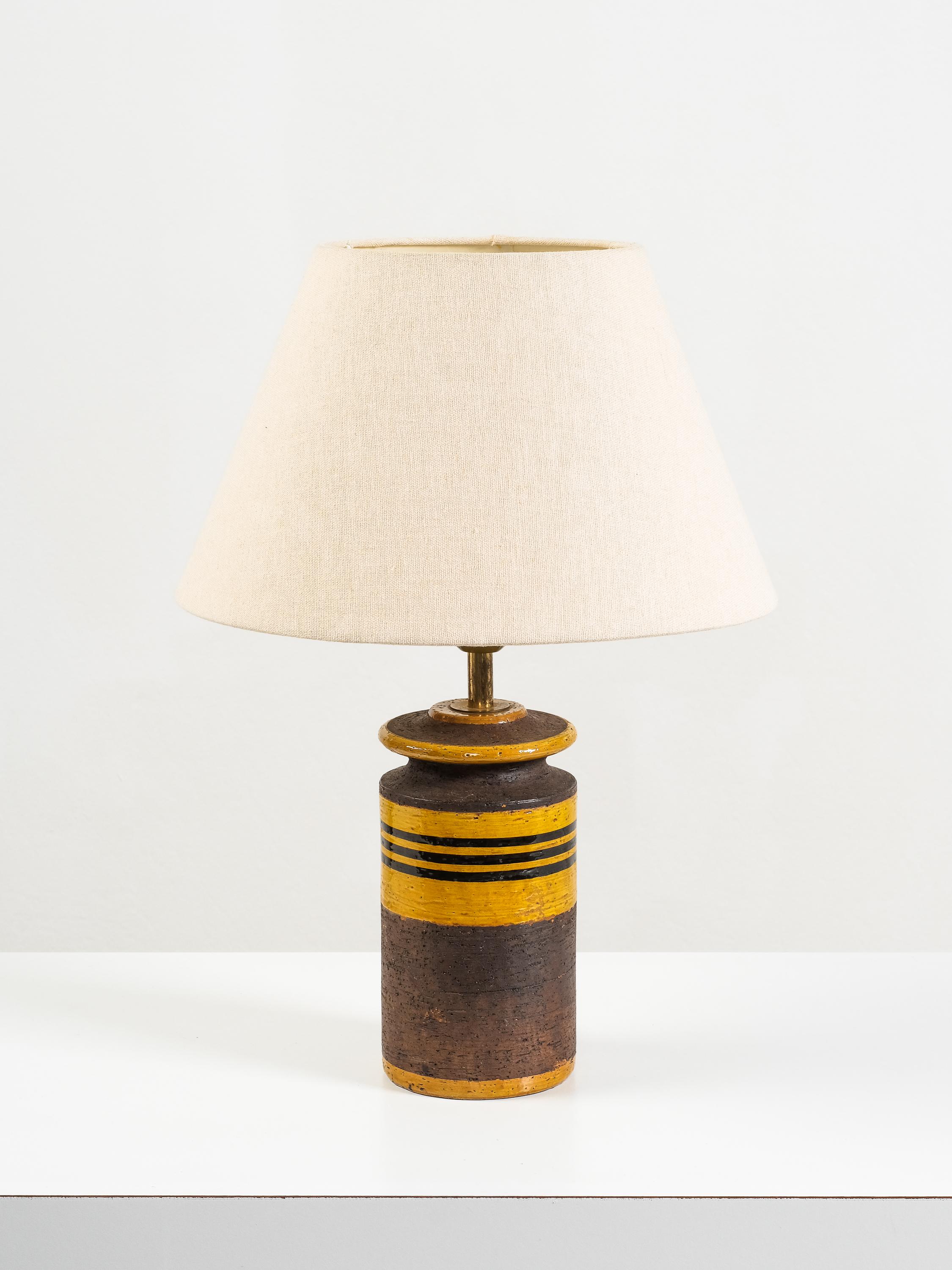 Mid-Century Modern Lampe de table italienne du milieu du siècle en céramique avec des rayures jaunes et brunes, années 1960 en vente