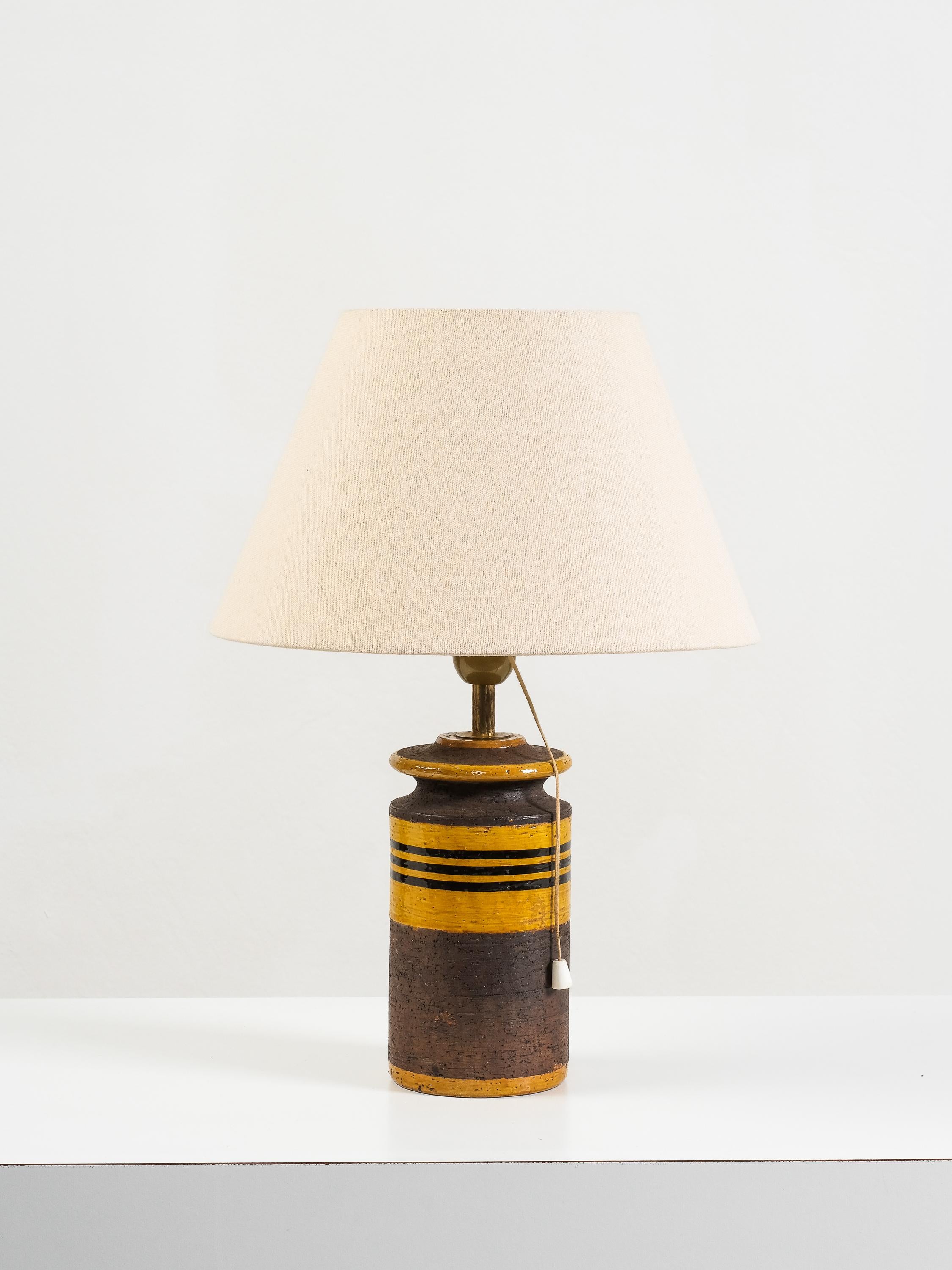 Vernissé Lampe de table italienne du milieu du siècle en céramique avec des rayures jaunes et brunes, années 1960 en vente