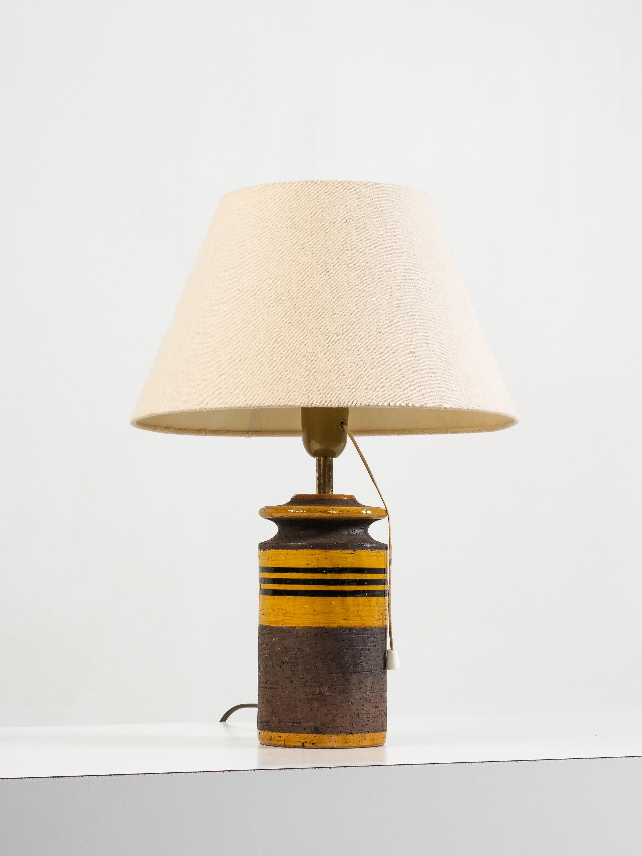 Lampe de table italienne du milieu du siècle en céramique avec des rayures jaunes et brunes, années 1960 Bon état - En vente à Karis, Nyland