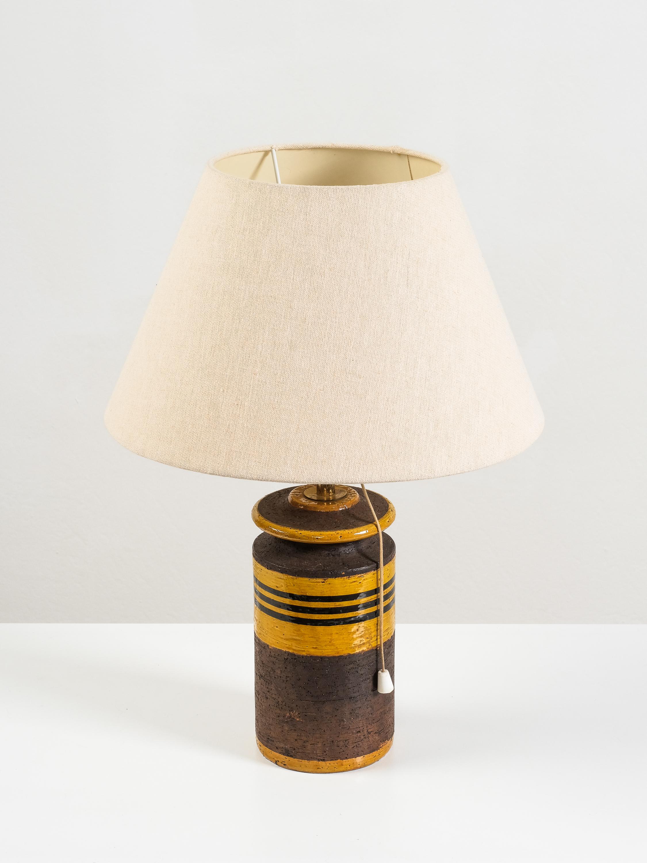 Milieu du XXe siècle Lampe de table italienne du milieu du siècle en céramique avec des rayures jaunes et brunes, années 1960 en vente