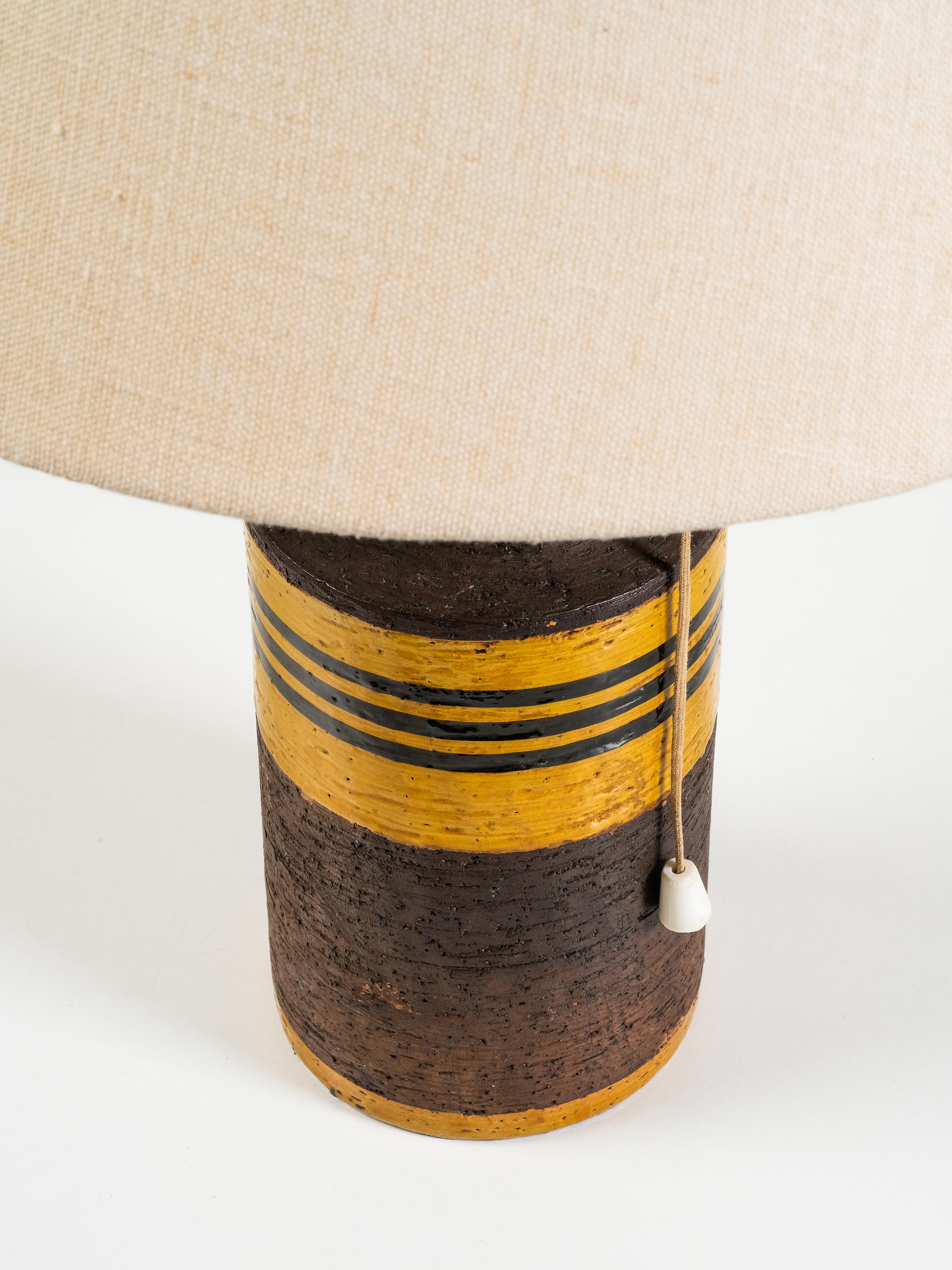 Laiton Lampe de table italienne du milieu du siècle en céramique avec des rayures jaunes et brunes, années 1960 en vente