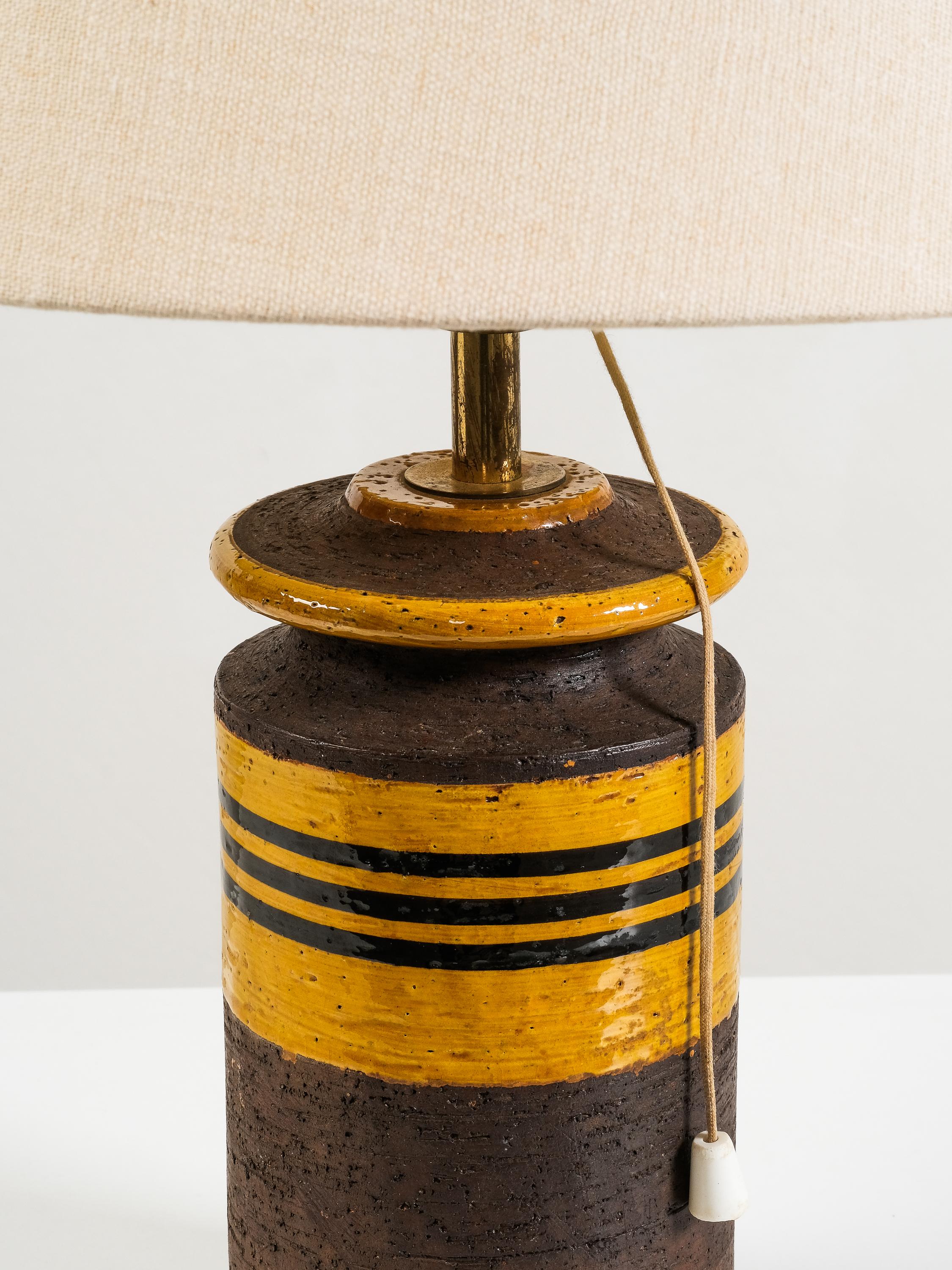 Lampe de table italienne du milieu du siècle en céramique avec des rayures jaunes et brunes, années 1960 en vente 1