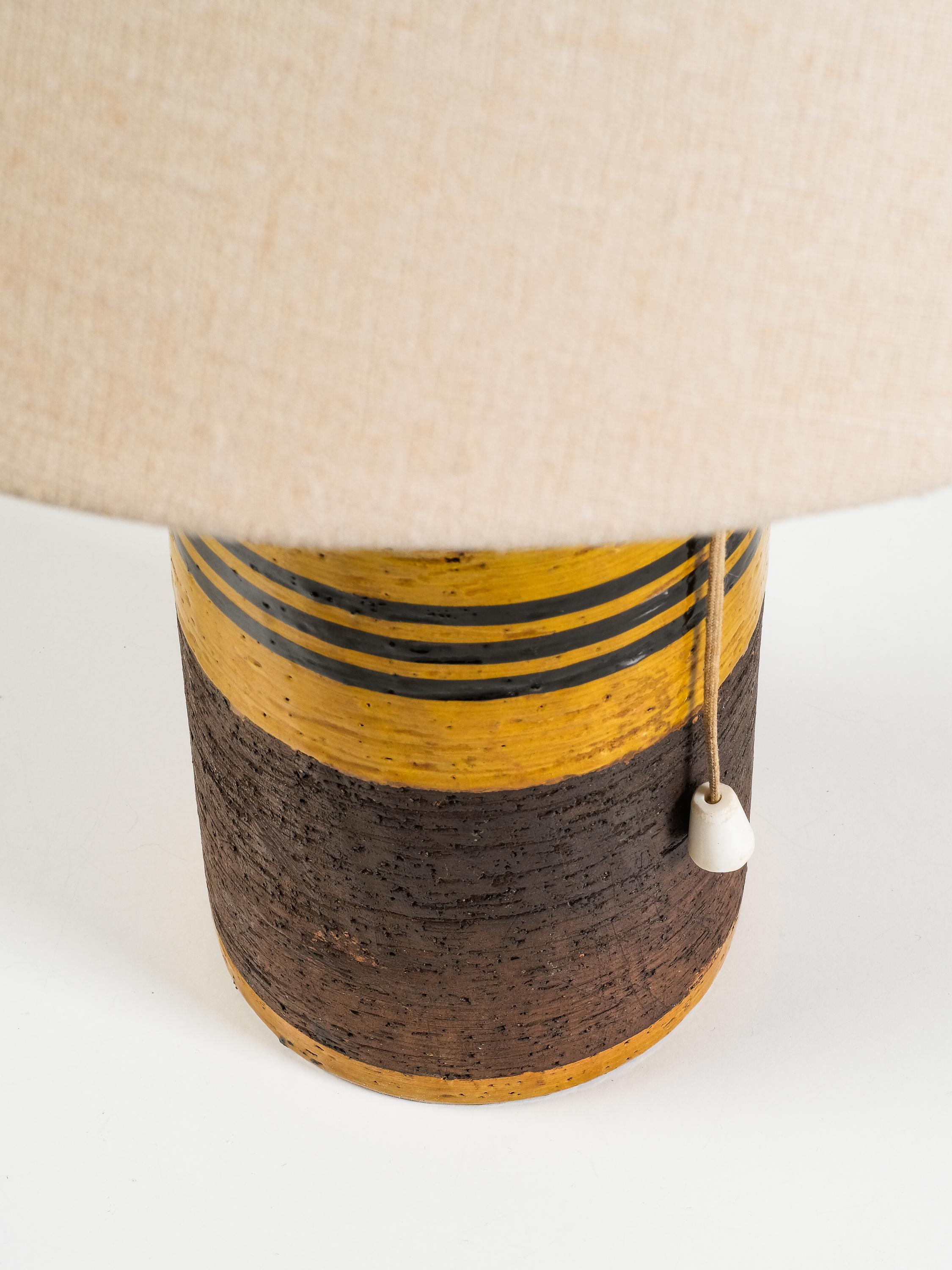 Lampe de table italienne du milieu du siècle en céramique avec des rayures jaunes et brunes, années 1960 en vente 2