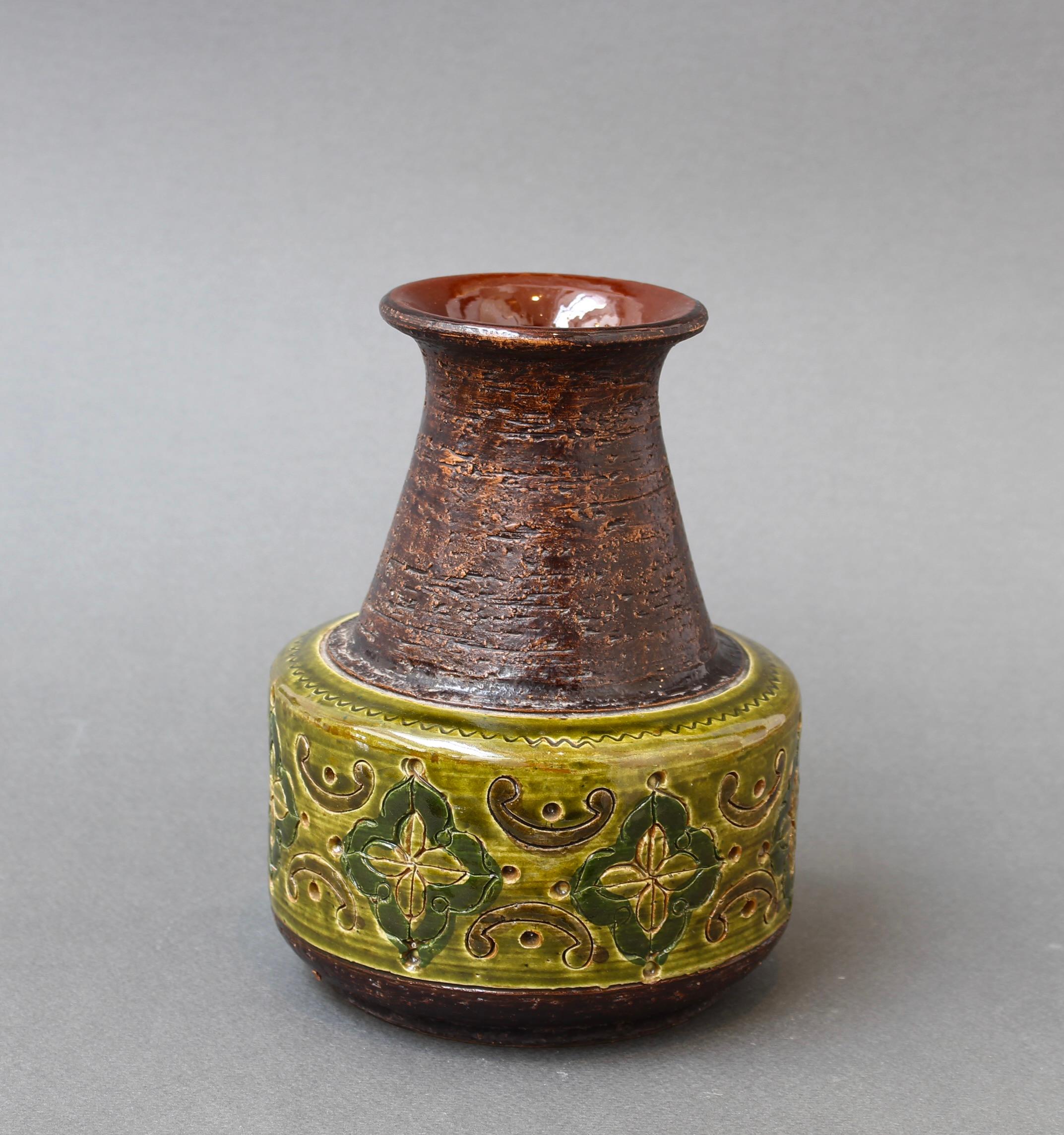 Mid-Century Italian ceramic vase by Aldo Londi for Bitossi (circa 1960s). Part of the 'Arabesque' range designed by Aldo Londi which was produced in the 1960s, it presents a glazed central band and rough-textured manganese-brown glazed neck and