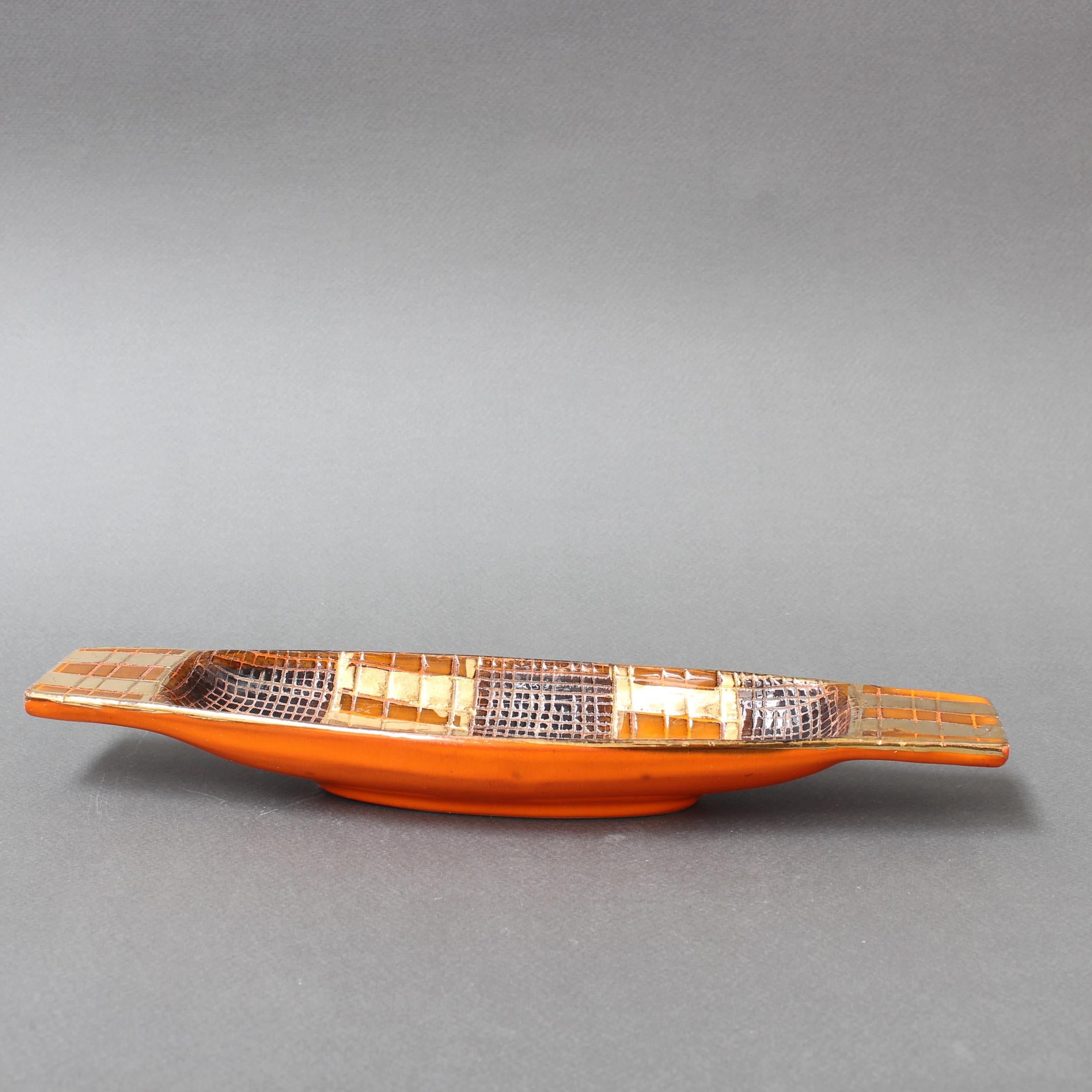 Mid-Century Italian earthenware vide-poche by Aldo Londi for Bitossi (circa 1960s). A rare find, this mid-century ceramic canoe-shaped dish has handles at either end. Above the trademark orange-coloured body is a striking motif of small enamelled