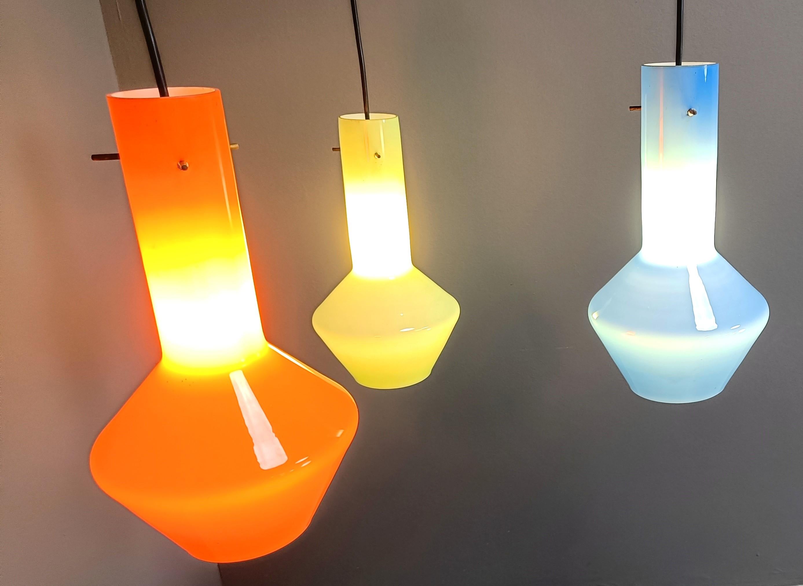 Lustre en verre du milieu du siècle, étonnant et coloré, à la manière de Stilnovo.

Le lustre se compose de trois abat-jour en verre de Murano de couleur orange, bleue et verte.

Le lustre émet une belle lumière.

testé et prêt à l'emploi

Années