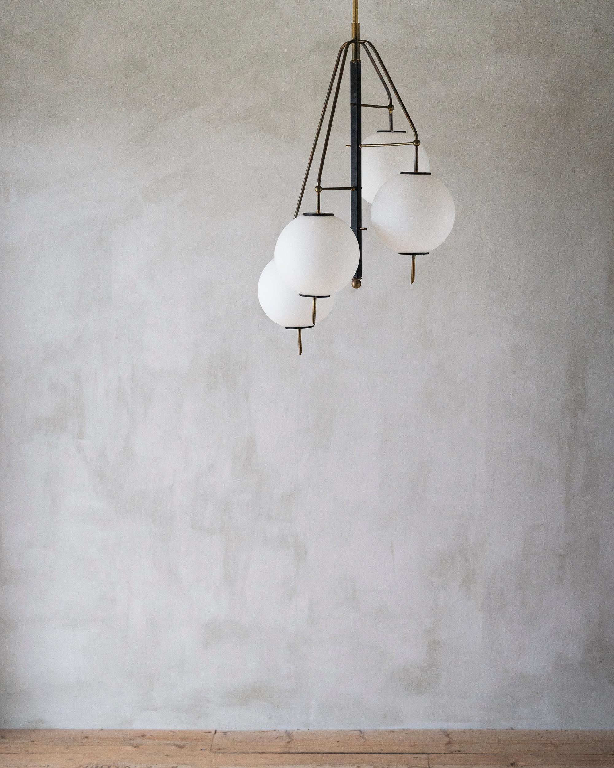 Mid Century Italian Chandelier Attributed to Stilnovo  In Good Condition For Sale In Mjöhult, SE