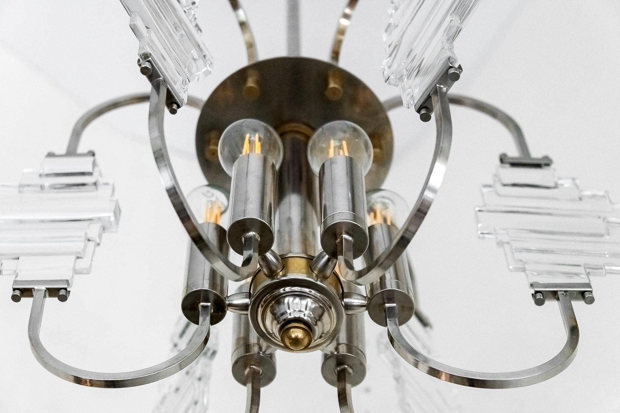 Italian mid-century chandelier is made of chrome and brass metal with clear glass elements in the holders.
This chandelier includes 6 pieces. E14 bulbs.


    