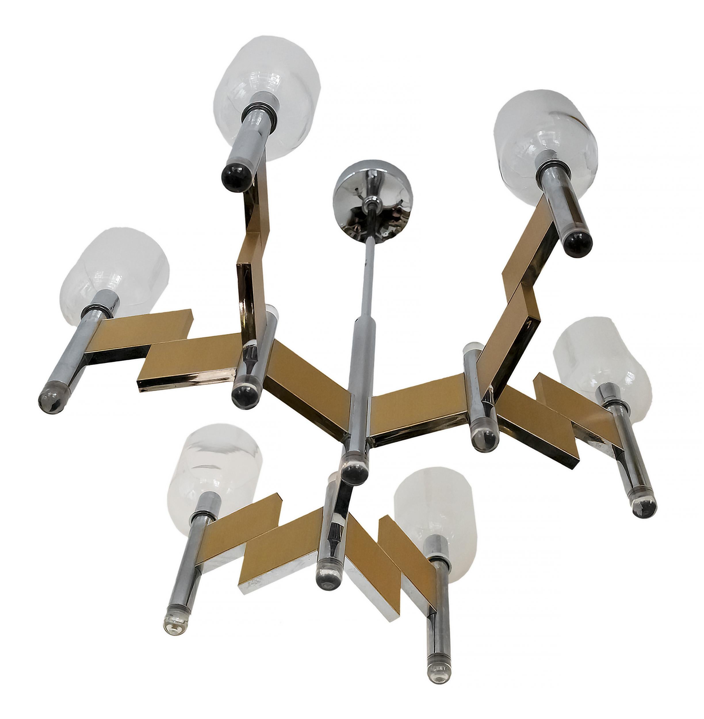 Italian mid-century chandelier is made of chrome and satin brass metal with clear glass elements.
This chandelier includes 6 pieces. E14 bulbs.


