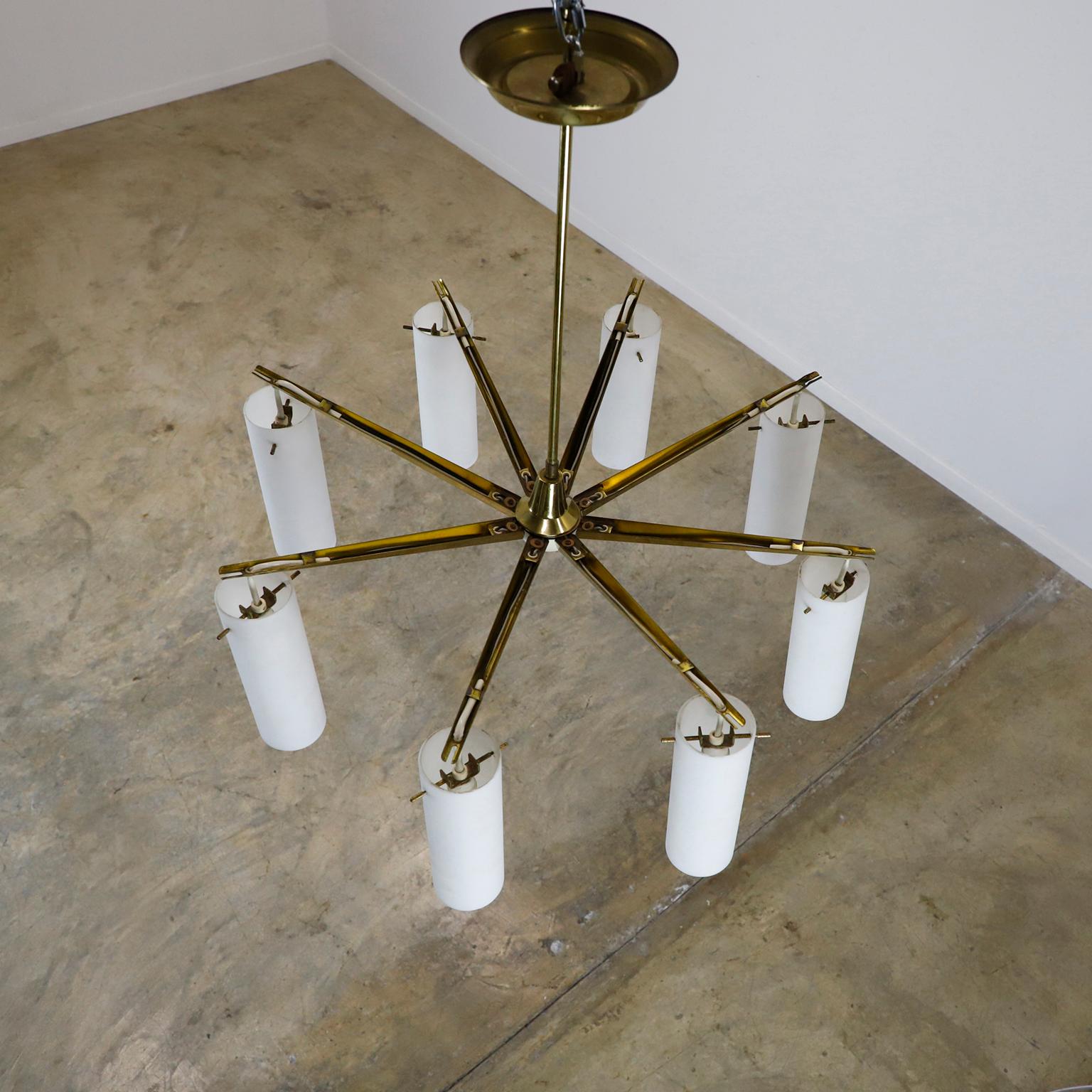 Circa 1960. Offriamo questo bellissimo lampadario italiano del Mid Century. Realizzato in metallo con otto vetri opalini.
