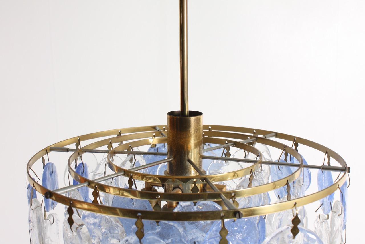 Midcentury Italian Chandelier in Brass and Colored Glass, 1960s In Good Condition For Sale In Lejre, DK