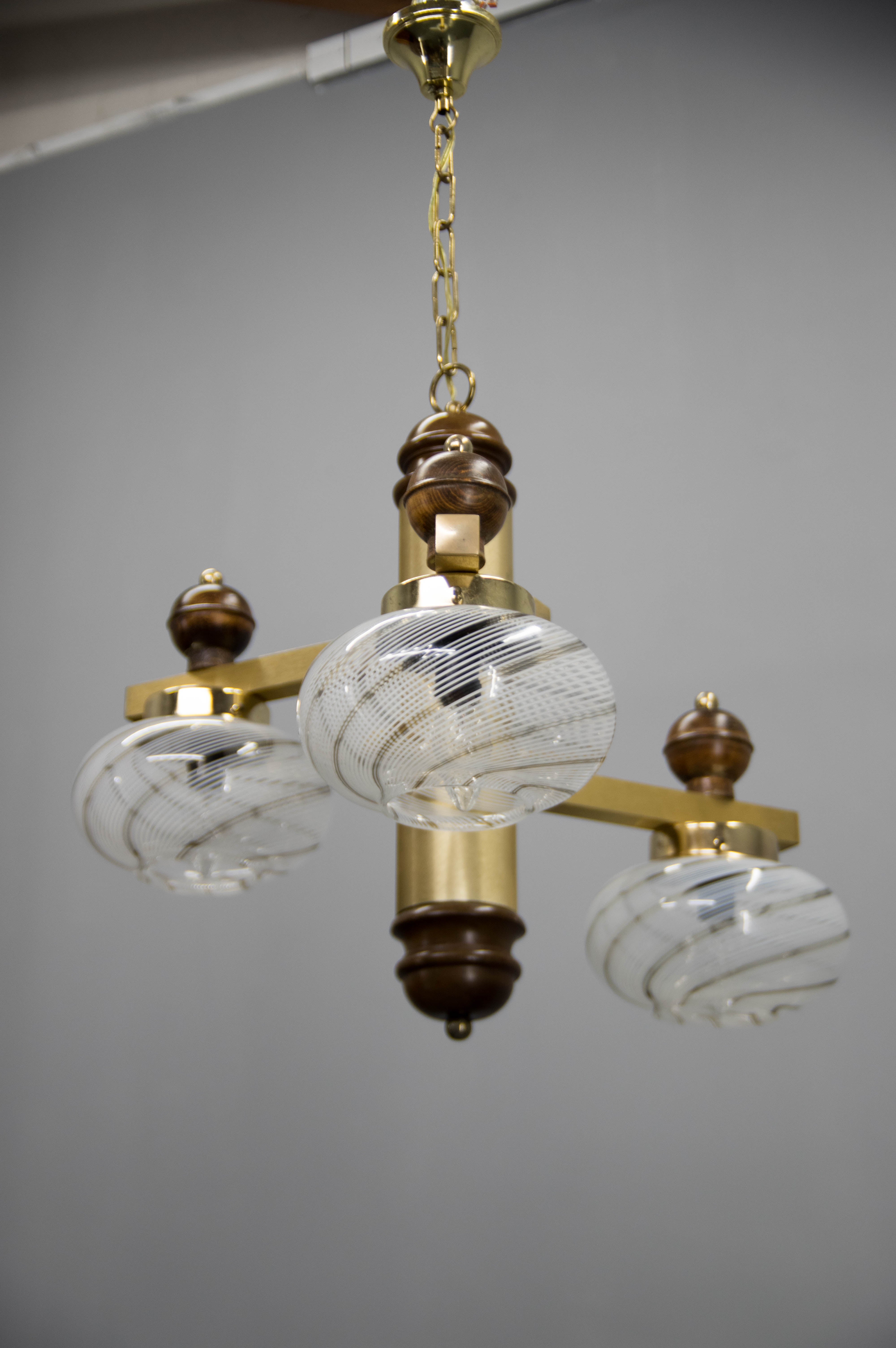 Three flamming Italian chandelier made of metal, glass and wood.
Very good original condition.
3x40W, E25-E27 bulbs
US wiring compatible