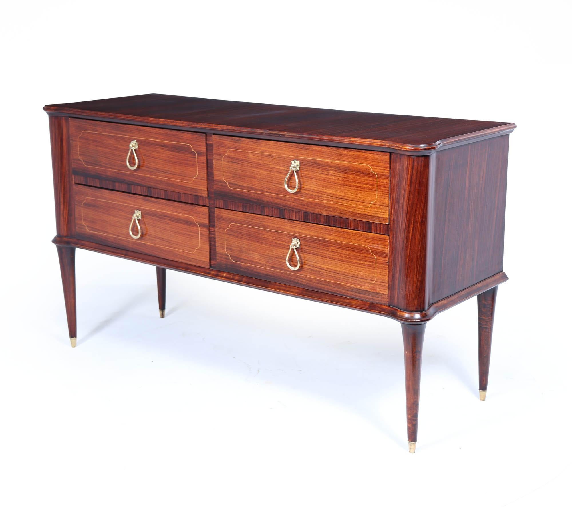 Ti presentiamo una splendida cassapanca italiana di metà secolo su gambe, un pezzo squisito che coniuga perfettamente un'eleganza senza tempo con un design funzionale. Questa cassettiera meticolosamente restaurata presenta quattro cassetti spaziosi