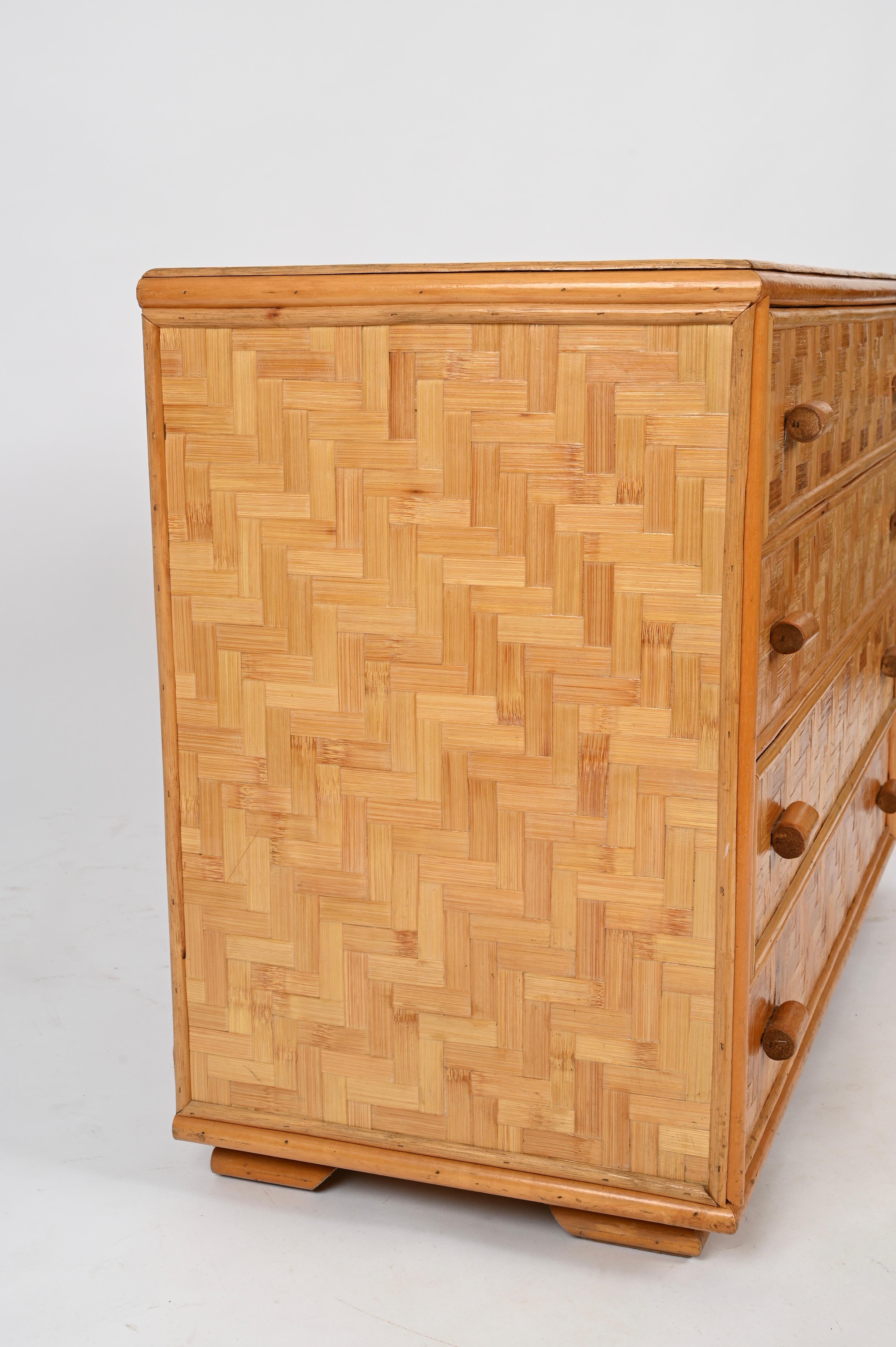 Cassettiera italiana di metà secolo in rattan e bambù con vetro, Italia anni '70 in vendita 8