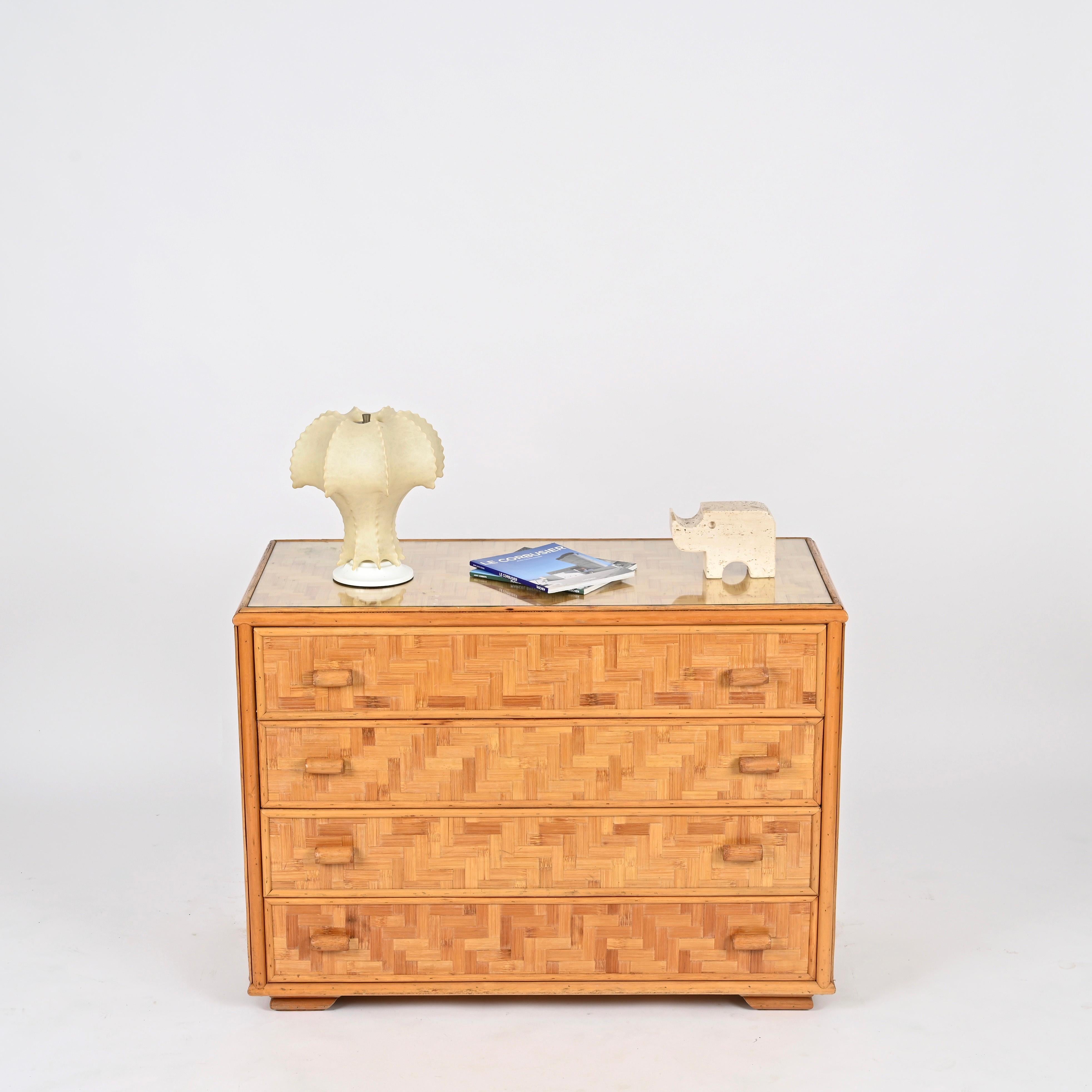 Cassettiera italiana di metà secolo in rattan e bambù con vetro, Italia anni '70 in vendita 9