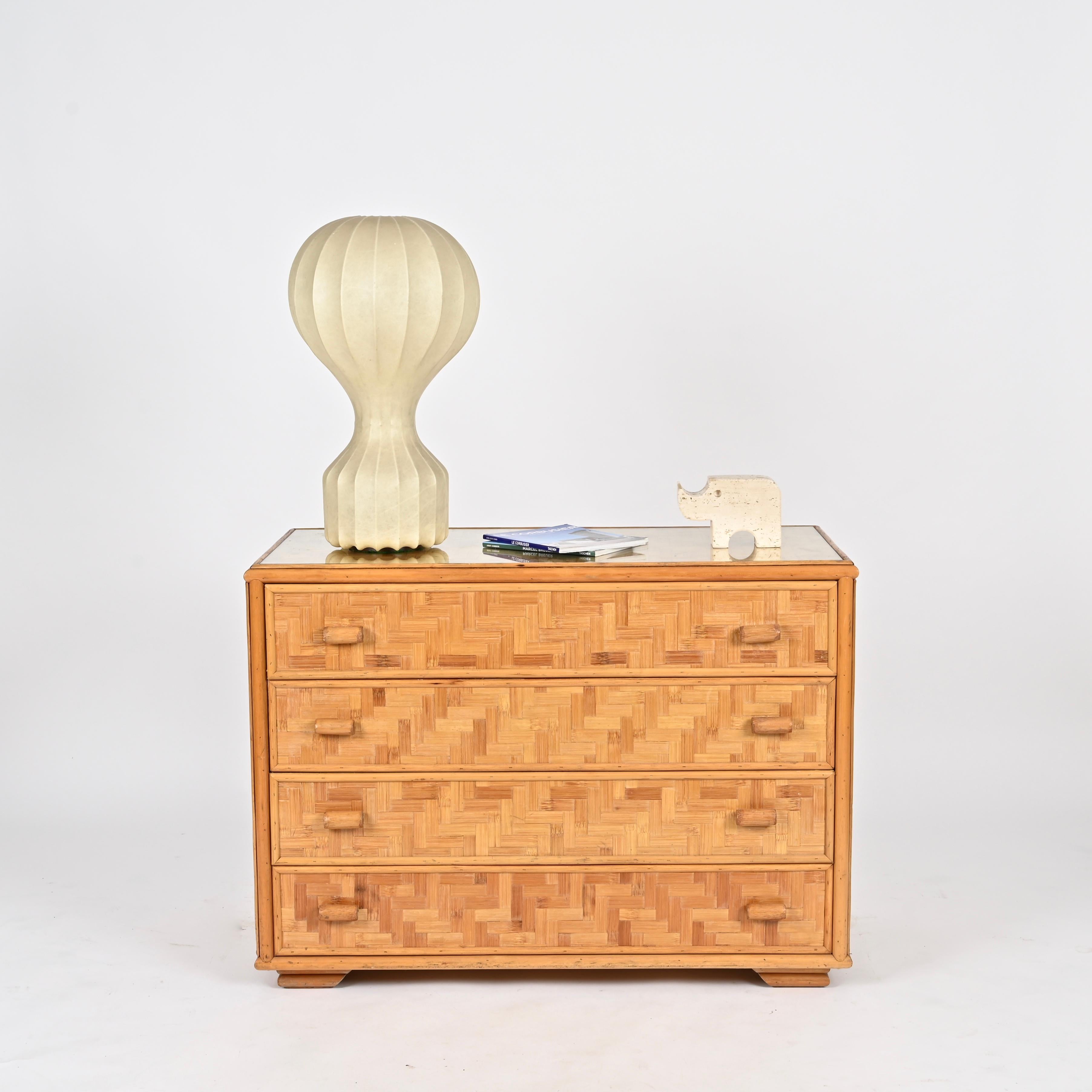 Mid-Century moderno Cassettiera italiana di metà secolo in rattan e bambù con vetro, Italia anni '70 in vendita
