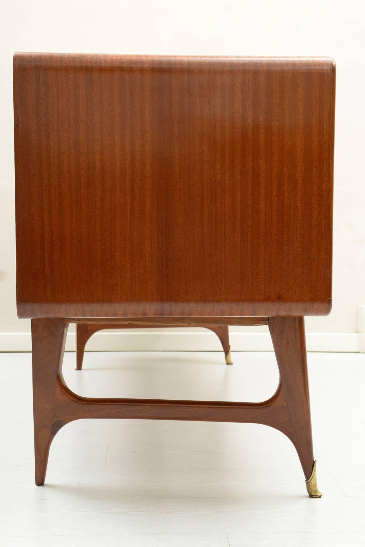 Midcentury Italian Chest with Six Rounded Drawers, Cast Brass Handles and Feet In Excellent Condition In Firenze, Toscana