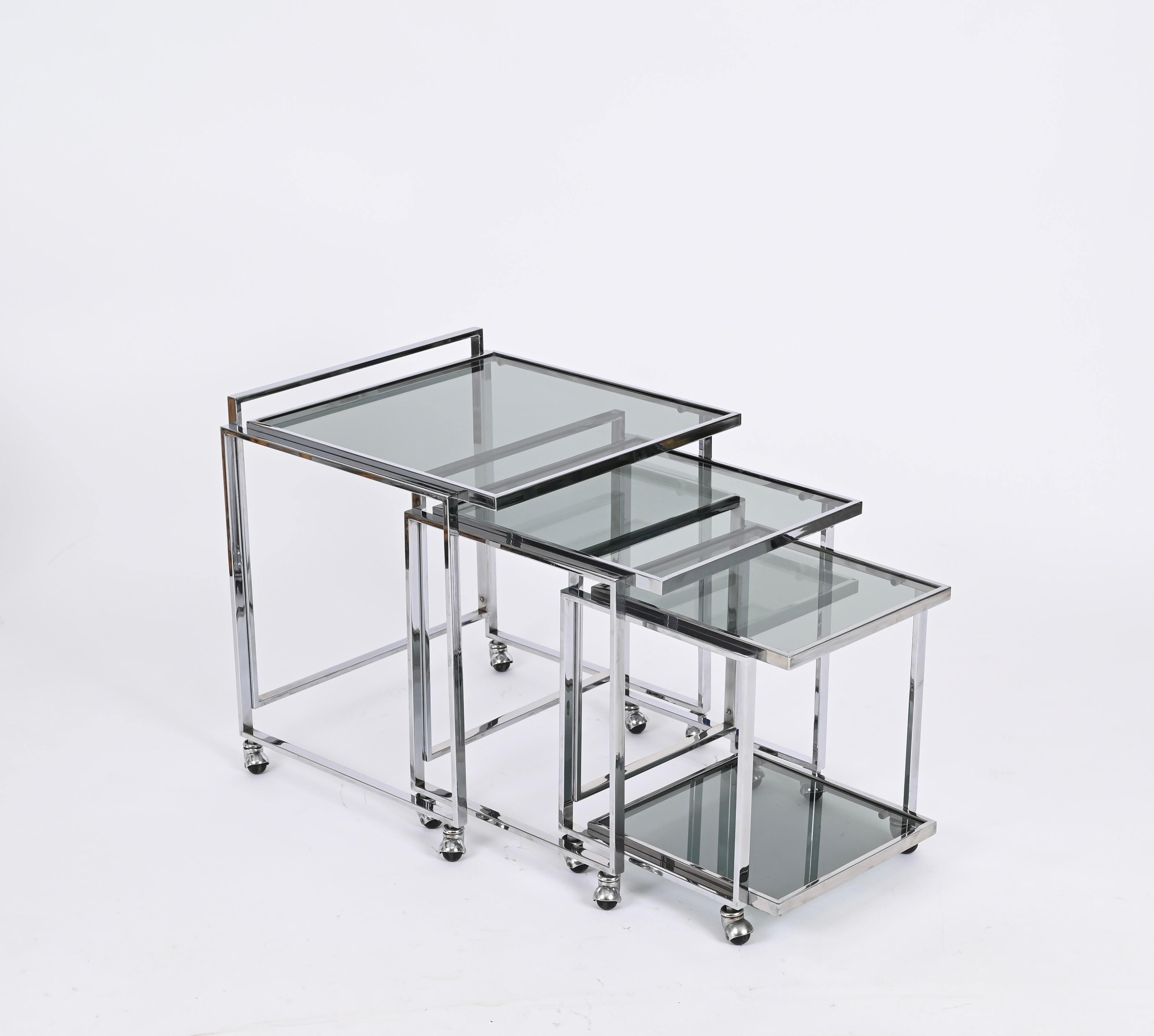 Mid-Century Italian Chrome and Smoked Glass Nesting Cart Tables, 1970s In Good Condition For Sale In Roma, IT