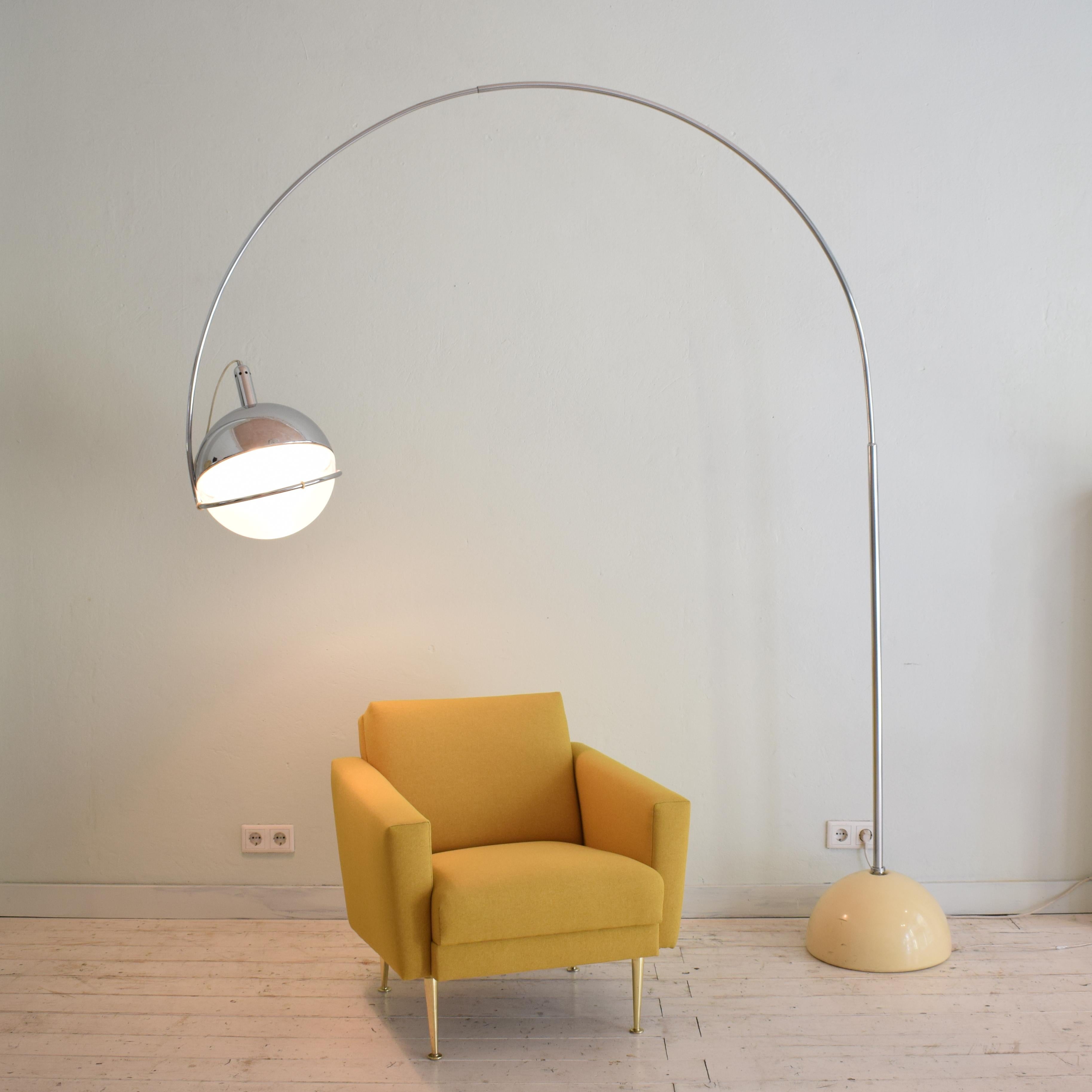 Midcentury Italian Chrome and White Floor Lamp Focus by Fabio Lenci for Guzzini In Good Condition In Berlin, DE