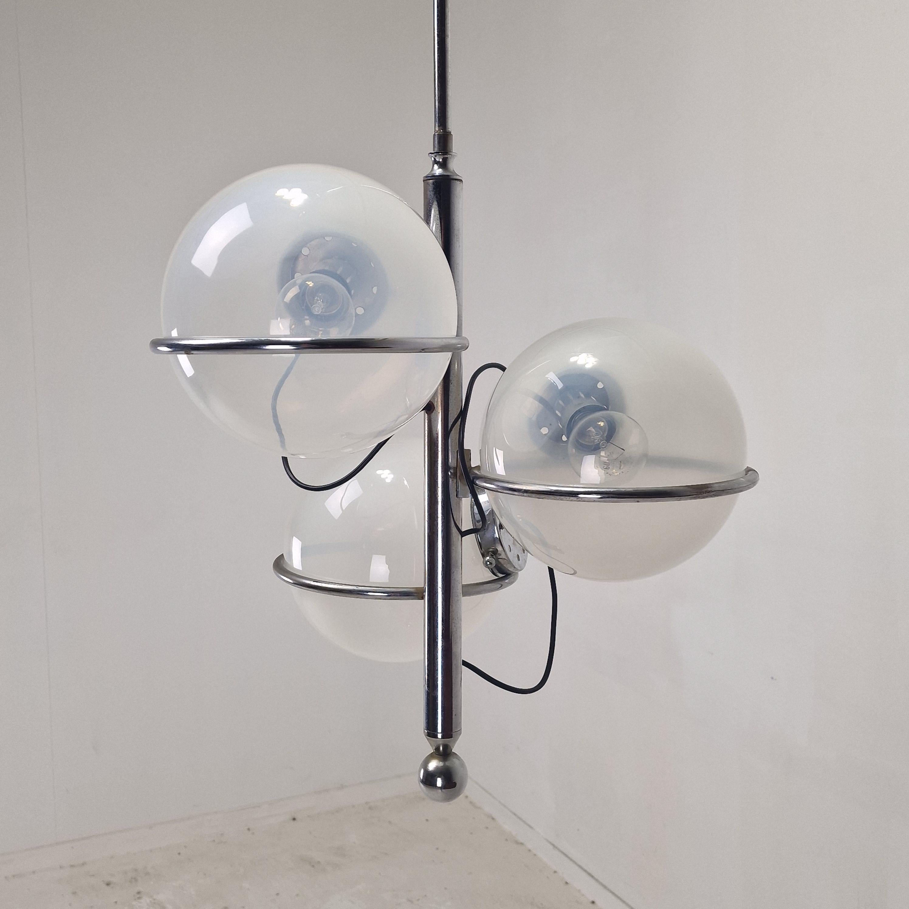 Lámpara italiana de mediados de siglo cromada con tres globos de cristal opalino - Años 70 en venta 2